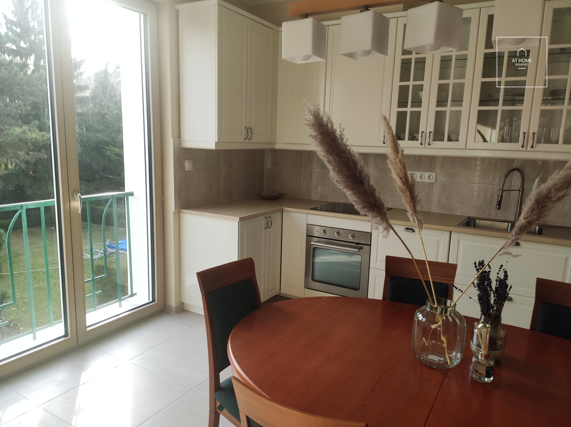Refurbished beautiful 3-bedroom apartment for rent in Budapest II. district