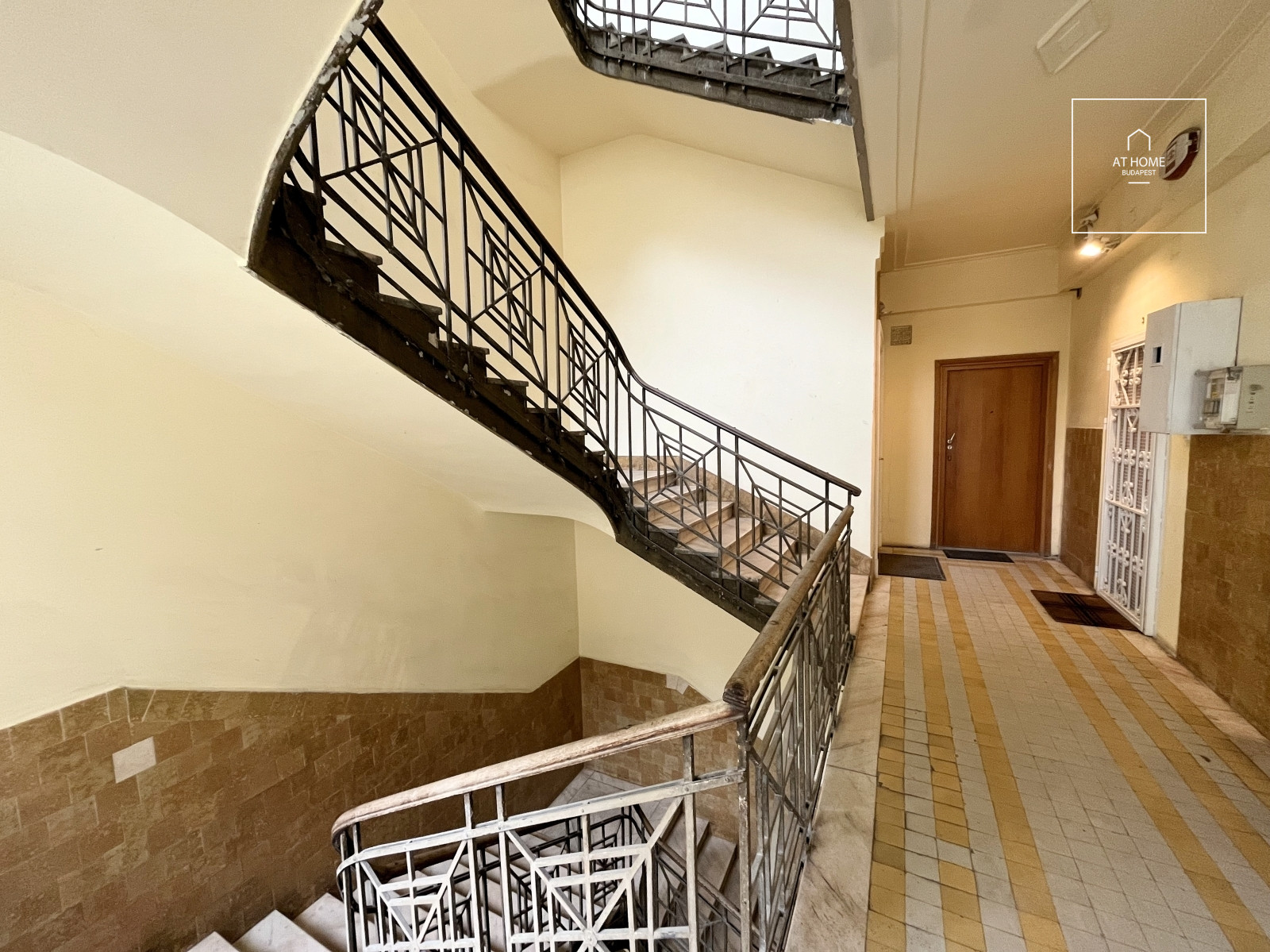 Exclusive Opportunity in the Heart of Lipótváros – Balcony Apartment Near the Danube