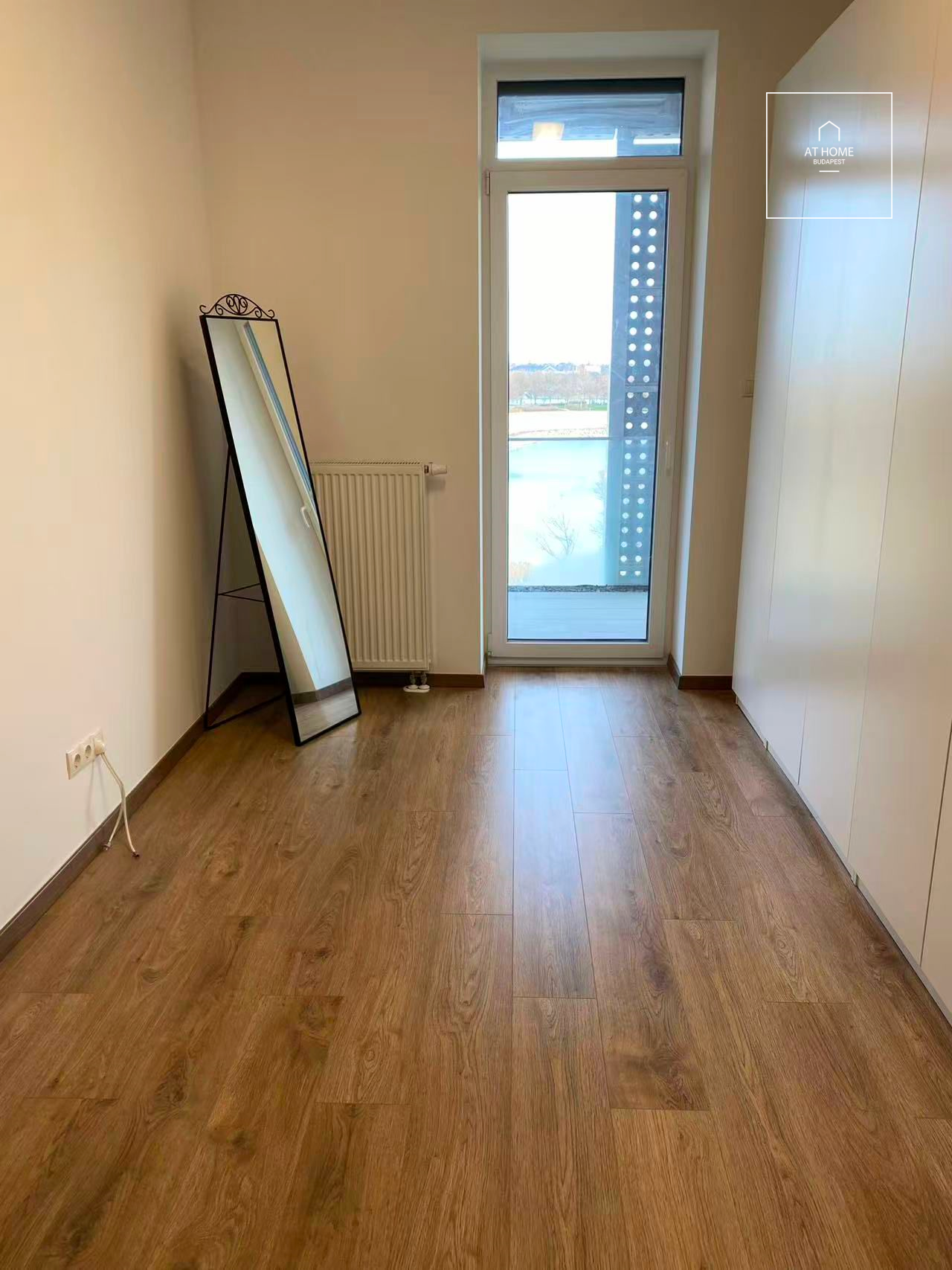 Renovated 160 sqm four-bedroom apartment at Budapart