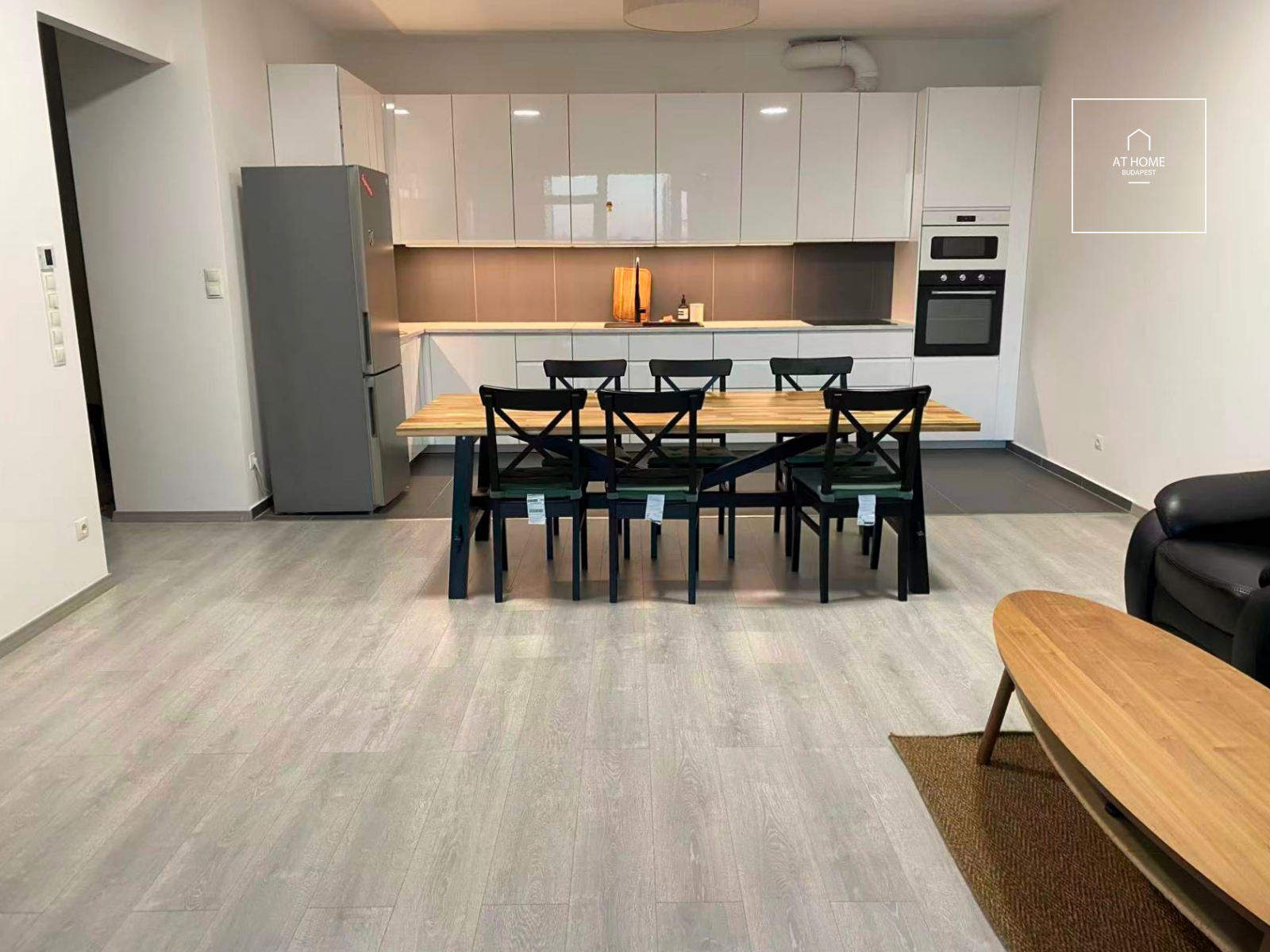 Renovated 160 sqm four-bedroom apartment at Budapart