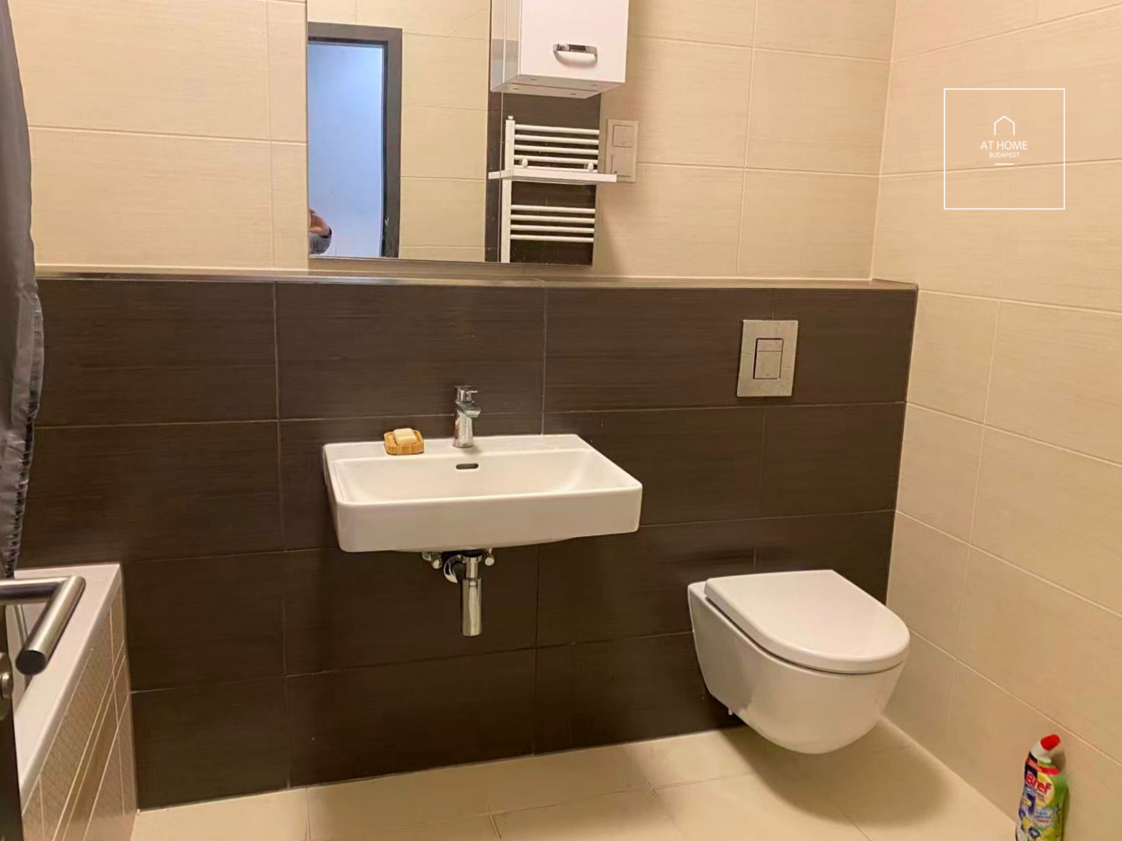 Renovated 160 sqm four-bedroom apartment at Budapart