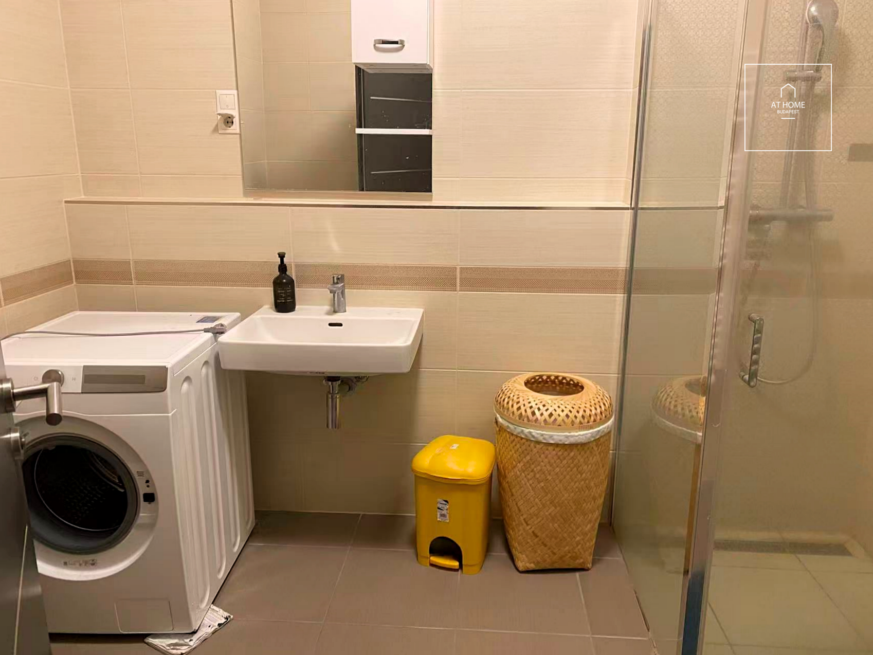 Renovated 160 sqm four-bedroom apartment at Budapart