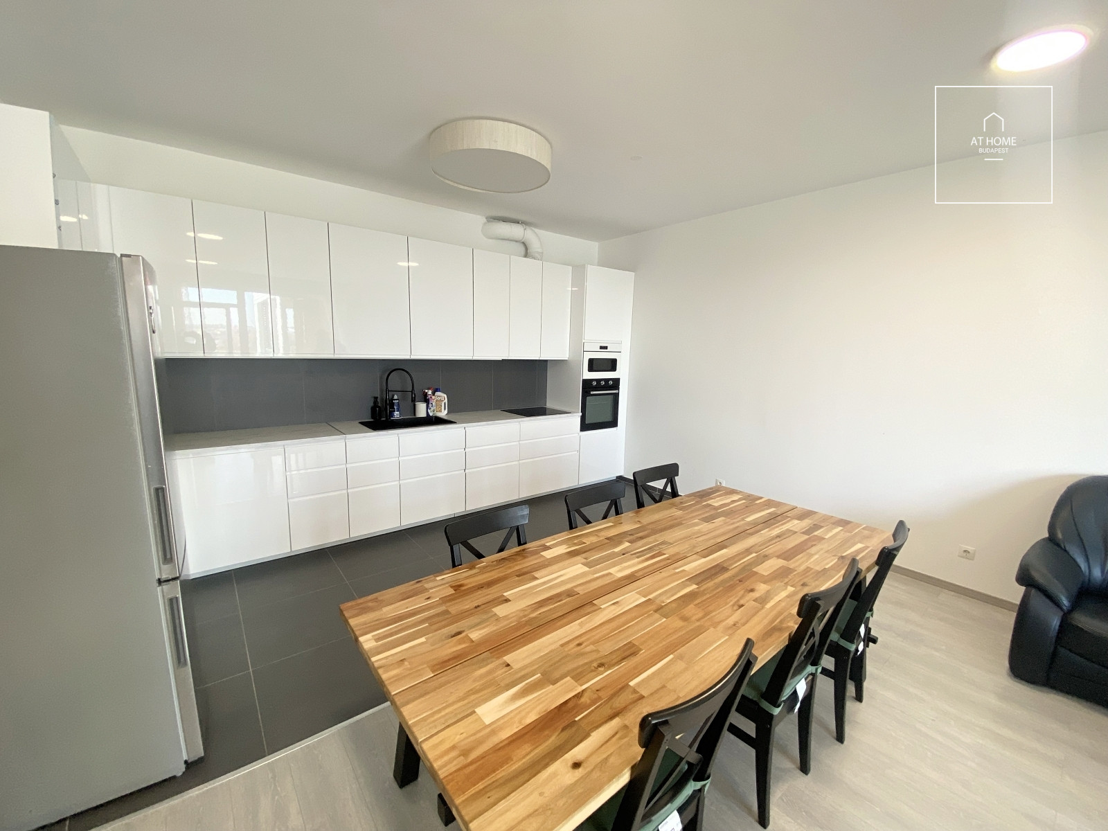 Renovated 160 sqm four-bedroom apartment at Budapart