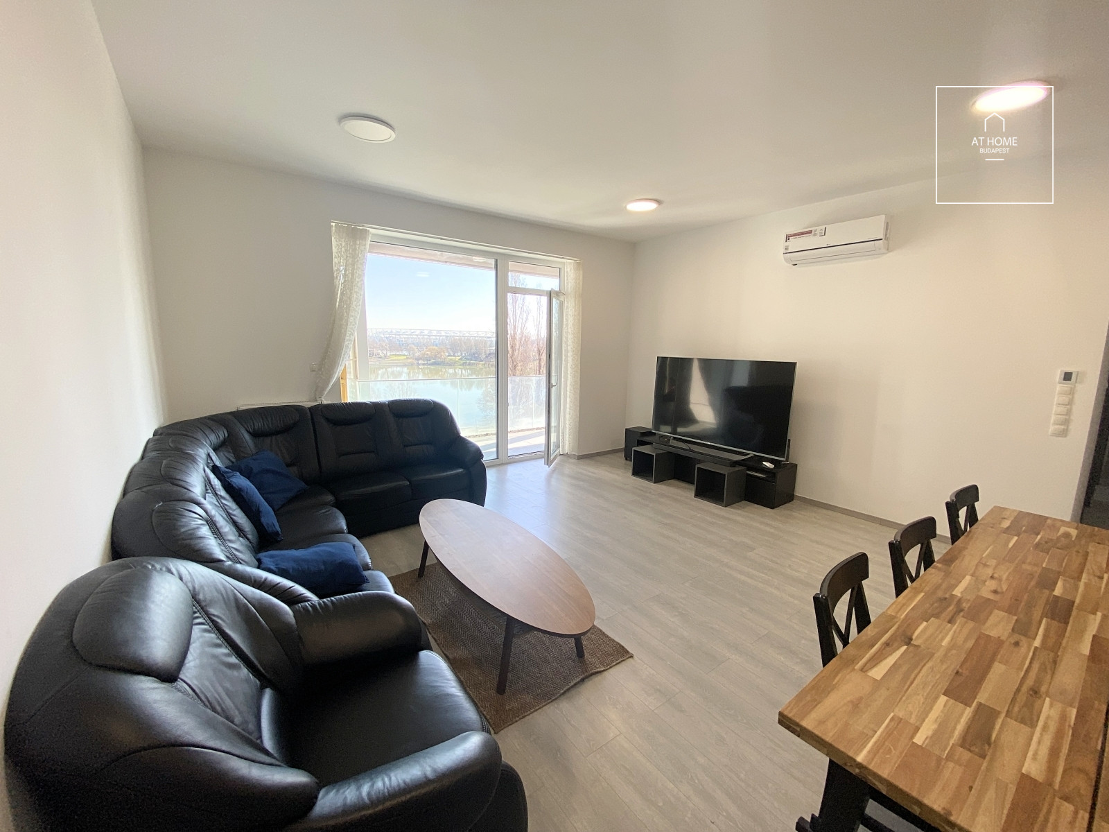 Renovated 160 sqm four-bedroom apartment at Budapart