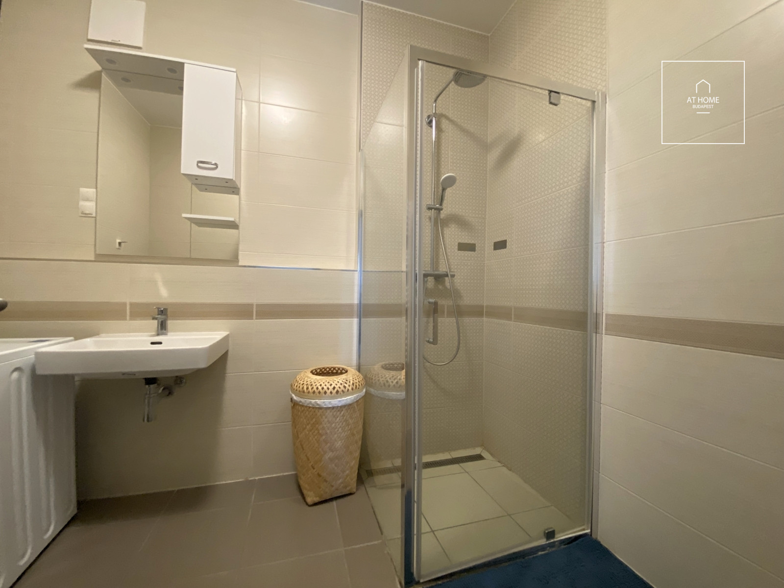 Renovated 160 sqm four-bedroom apartment at Budapart