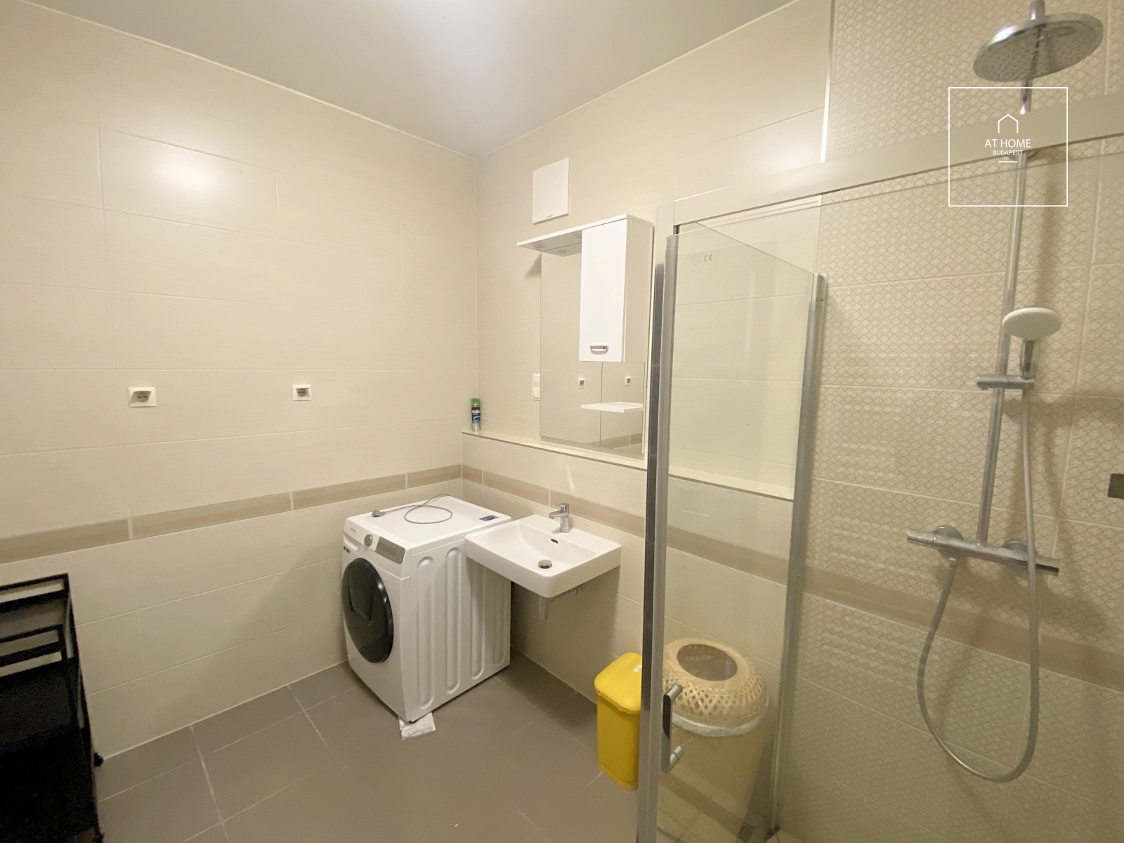 Renovated 160 sqm four-bedroom apartment at Budapart