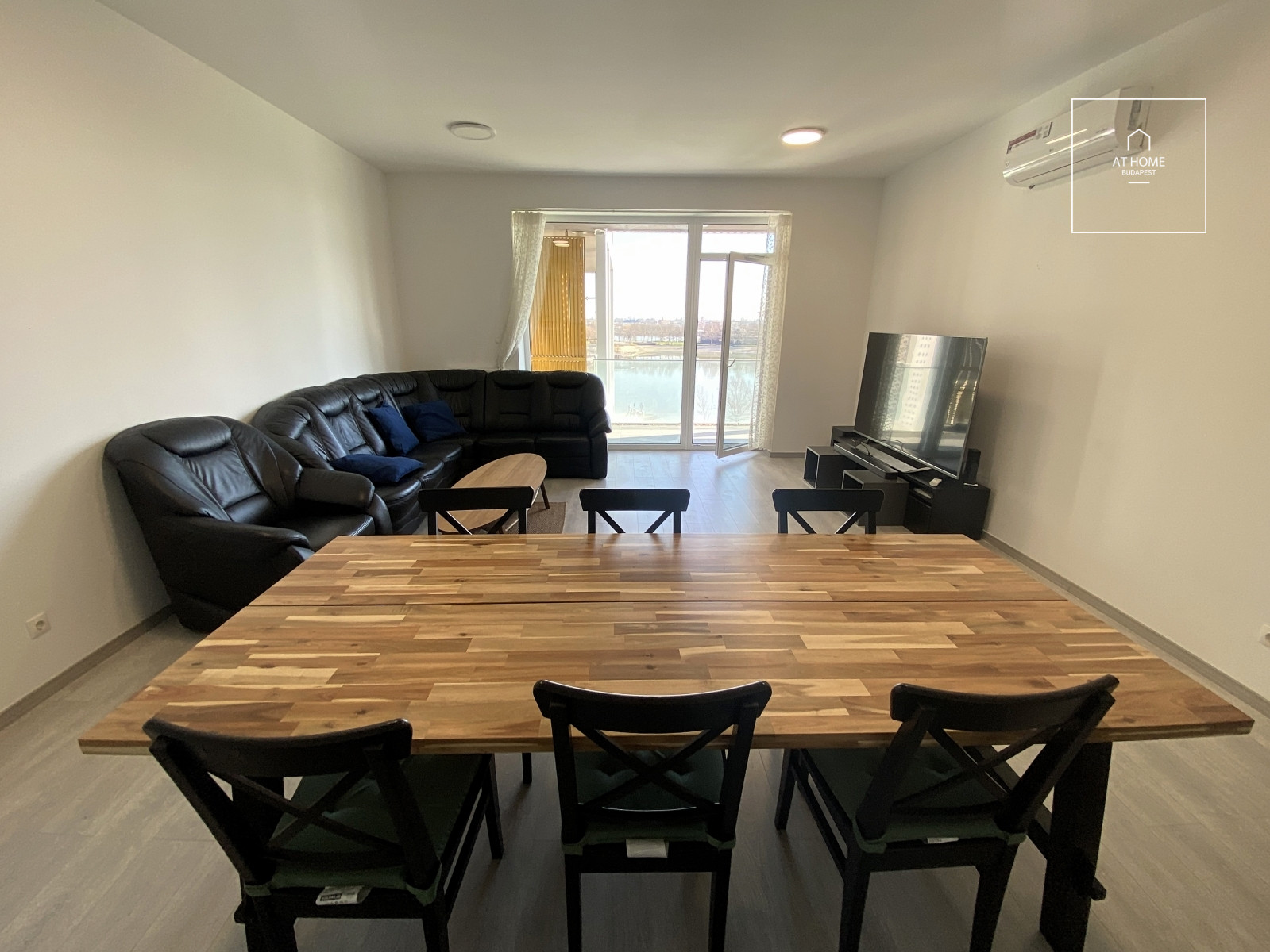 Renovated 160 sqm four-bedroom apartment at Budapart