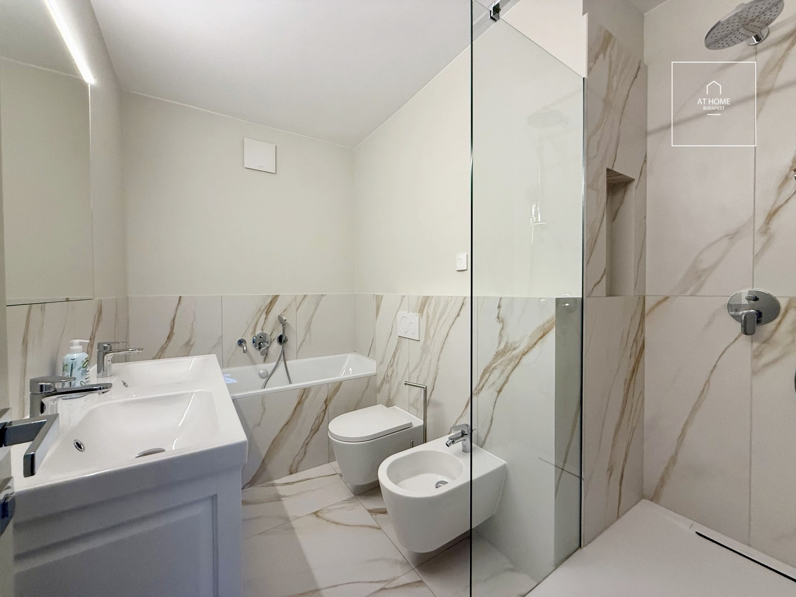 Teljeskörűen felújított 208 nm-es körpanorámás 3 hálószobás lakás kiadó a XII. kerületben