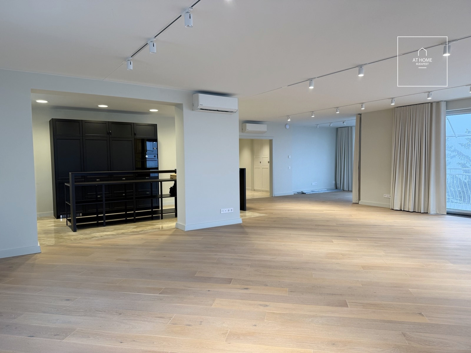 Renovated 208 sqm apartment with panoramic views and 3 bedrooms for rent in District XII