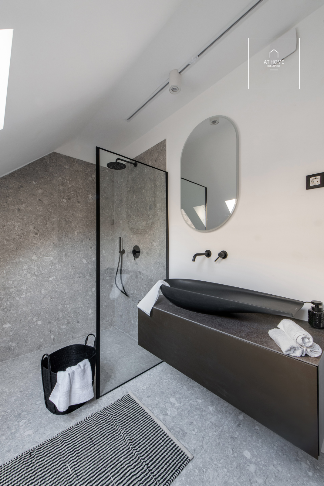 Exkluzív, felújított 179nm-es duplex luxuslakás a Vörösmarty térnél