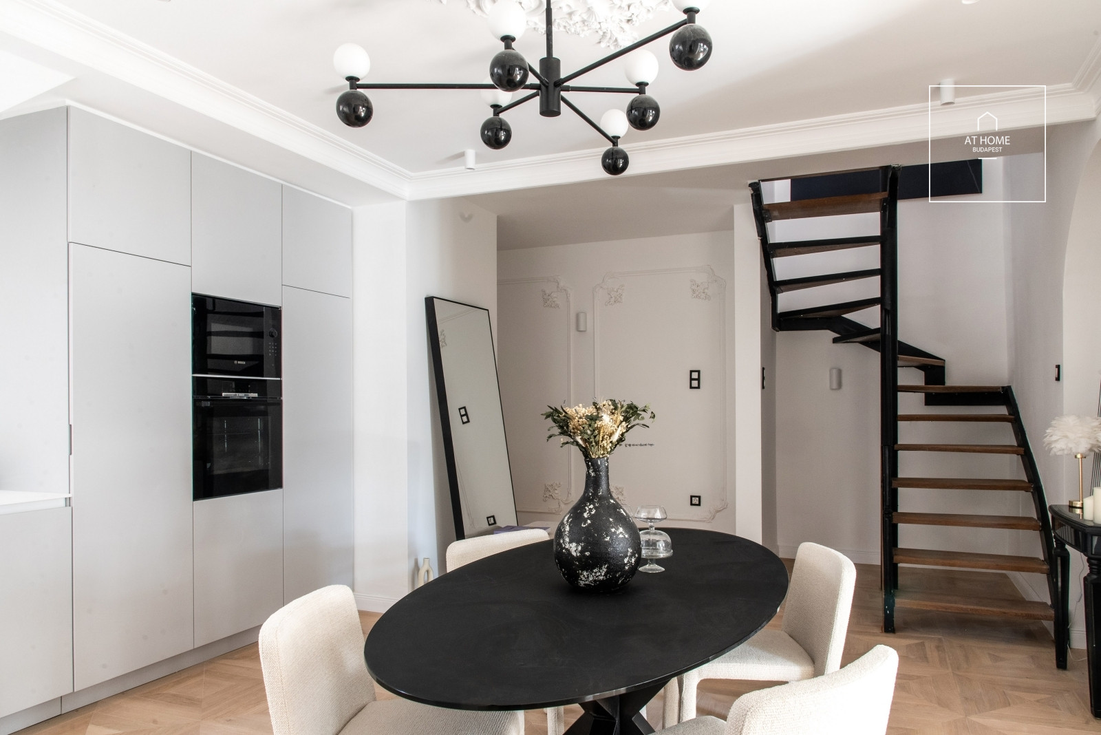 Exkluzív, felújított 179nm-es duplex luxuslakás a Vörösmarty térnél