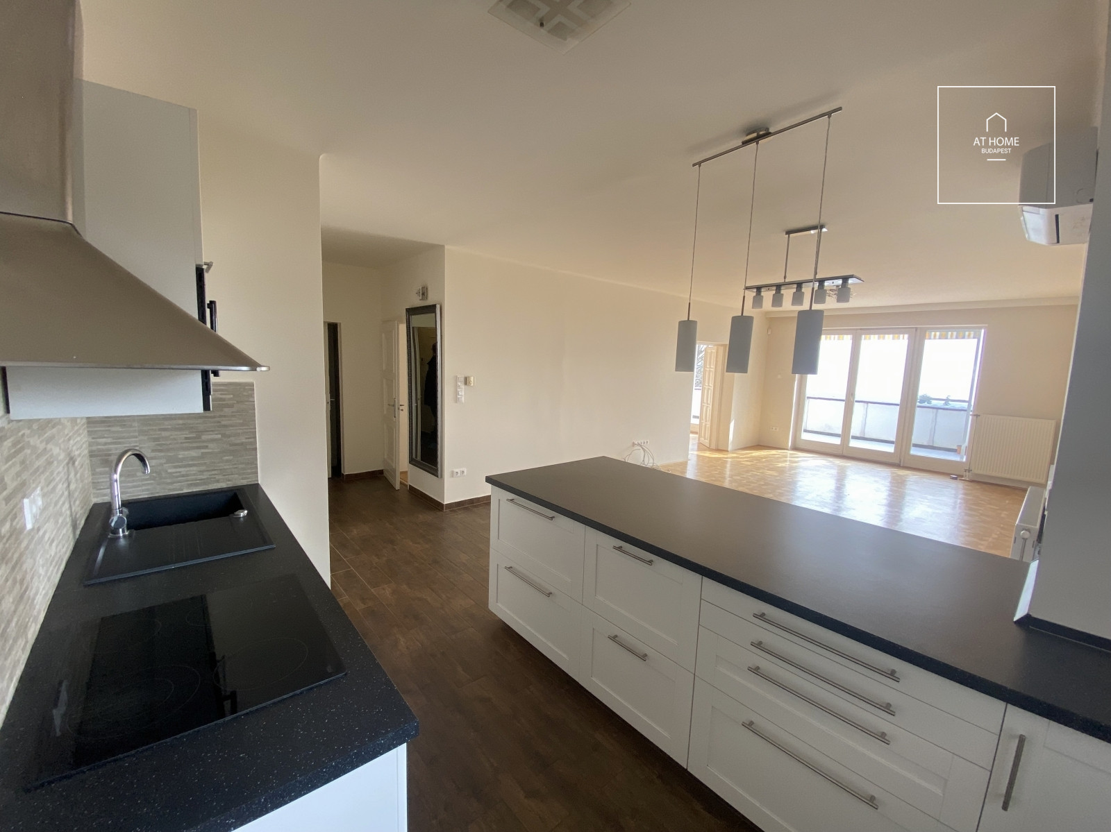Teljeskörűen felújított dunai panorámás 85nm-es  lakás terasszal kiadó a II. kerületben