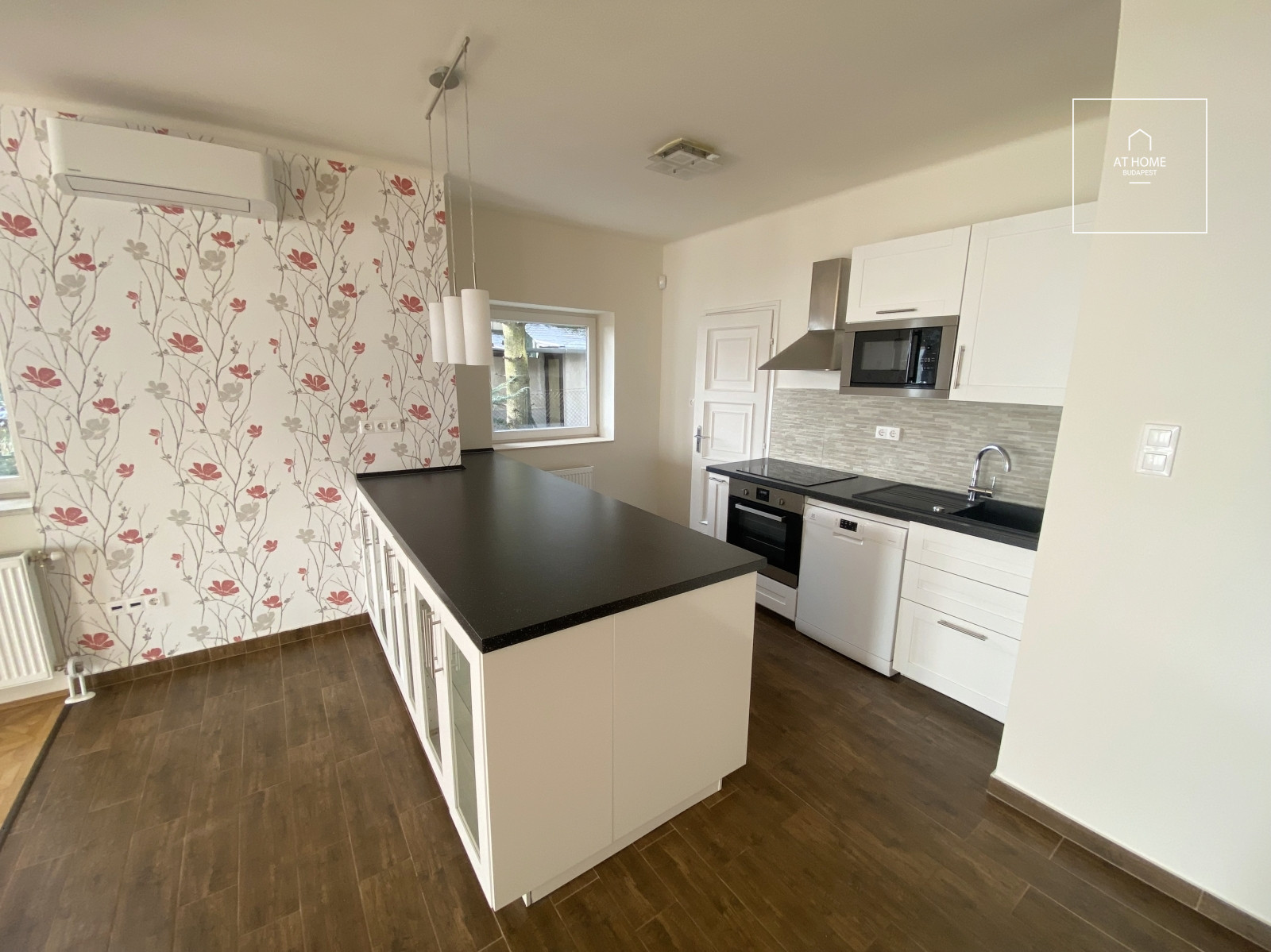 Completely renovated 85 sqm apartment with terrace and panoramic view of the Danube for rent in District II