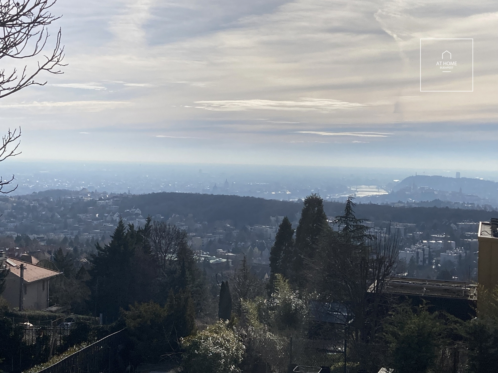 Teljeskörűen felújított dunai panorámás 85nm-es  lakás terasszal kiadó a II. kerületben
