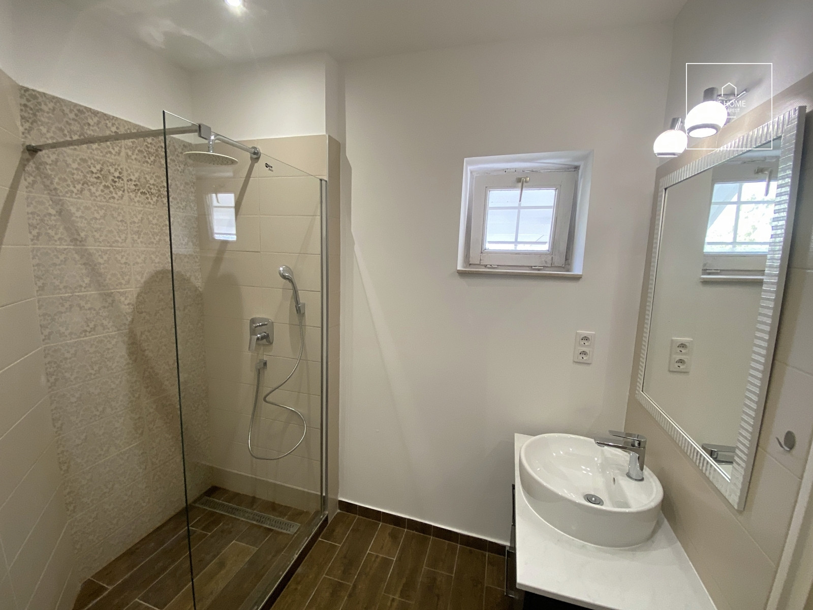 Completely renovated 85 sqm apartment with terrace and panoramic view of the Danube for rent in District II