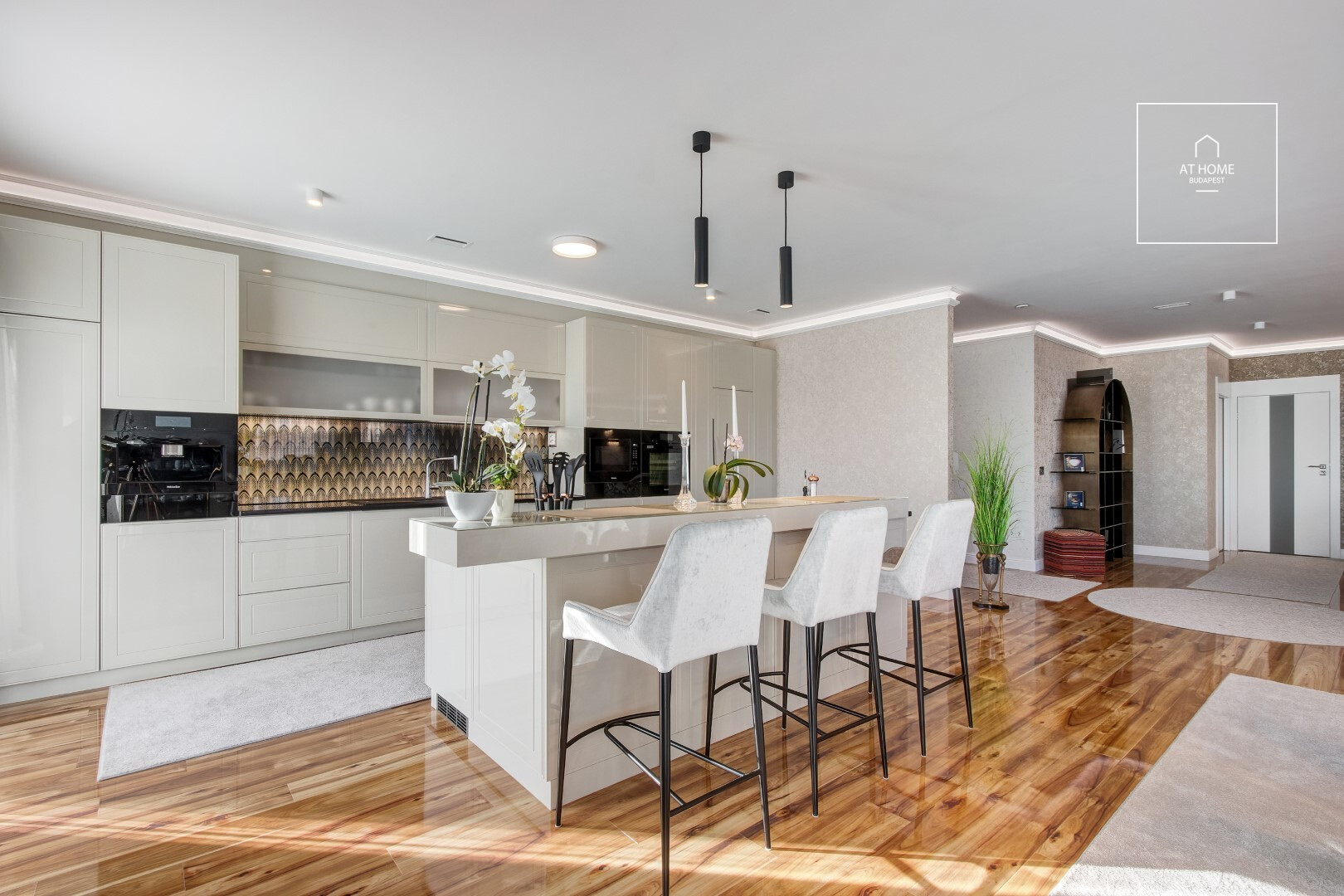 Panoramic 250 m², 3-bedroom apartment with a private garden and 2 parking spaces in District II