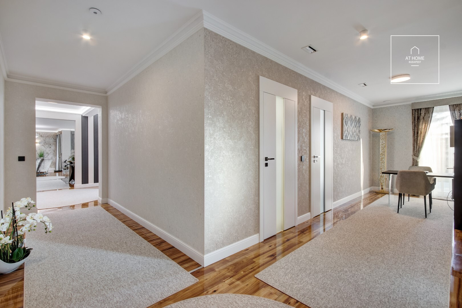 Panoramic 250 m², 3-bedroom apartment with a private garden and 2 parking spaces in District II