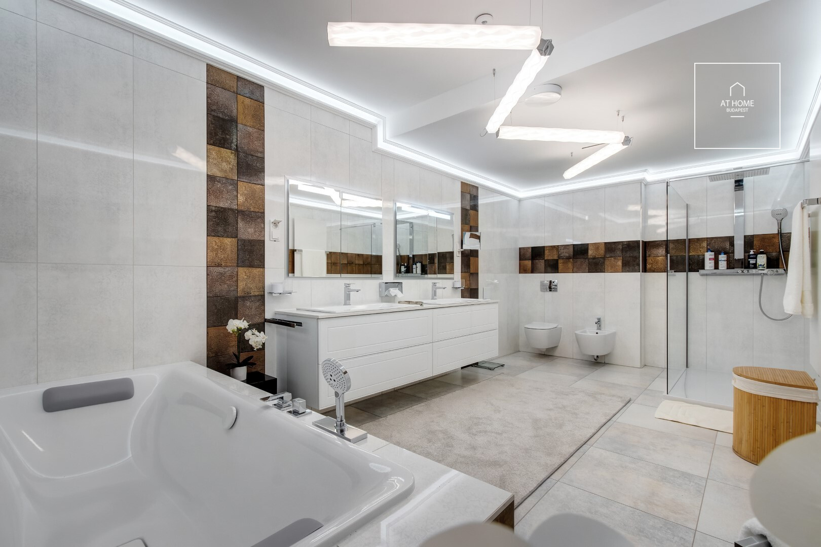 Panoramic 250 m², 3-bedroom apartment with a private garden and 2 parking spaces in District II