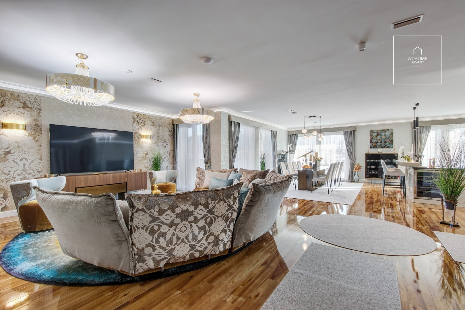 Panoramic 250 m², 3-bedroom apartment with a private garden and 2 parking spaces in District II