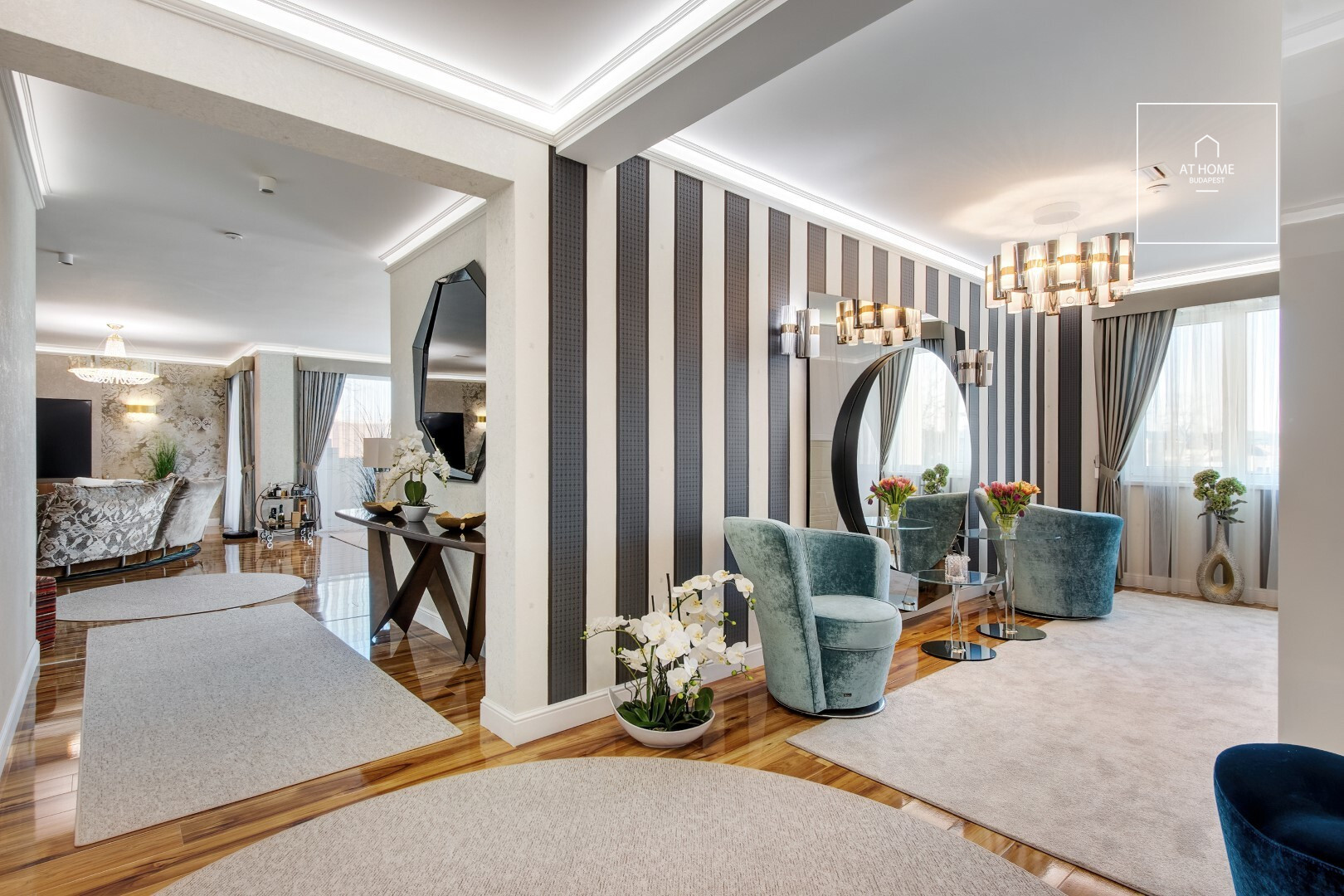 Panoramic 250 m², 3-bedroom apartment with a private garden and 2 parking spaces in District II