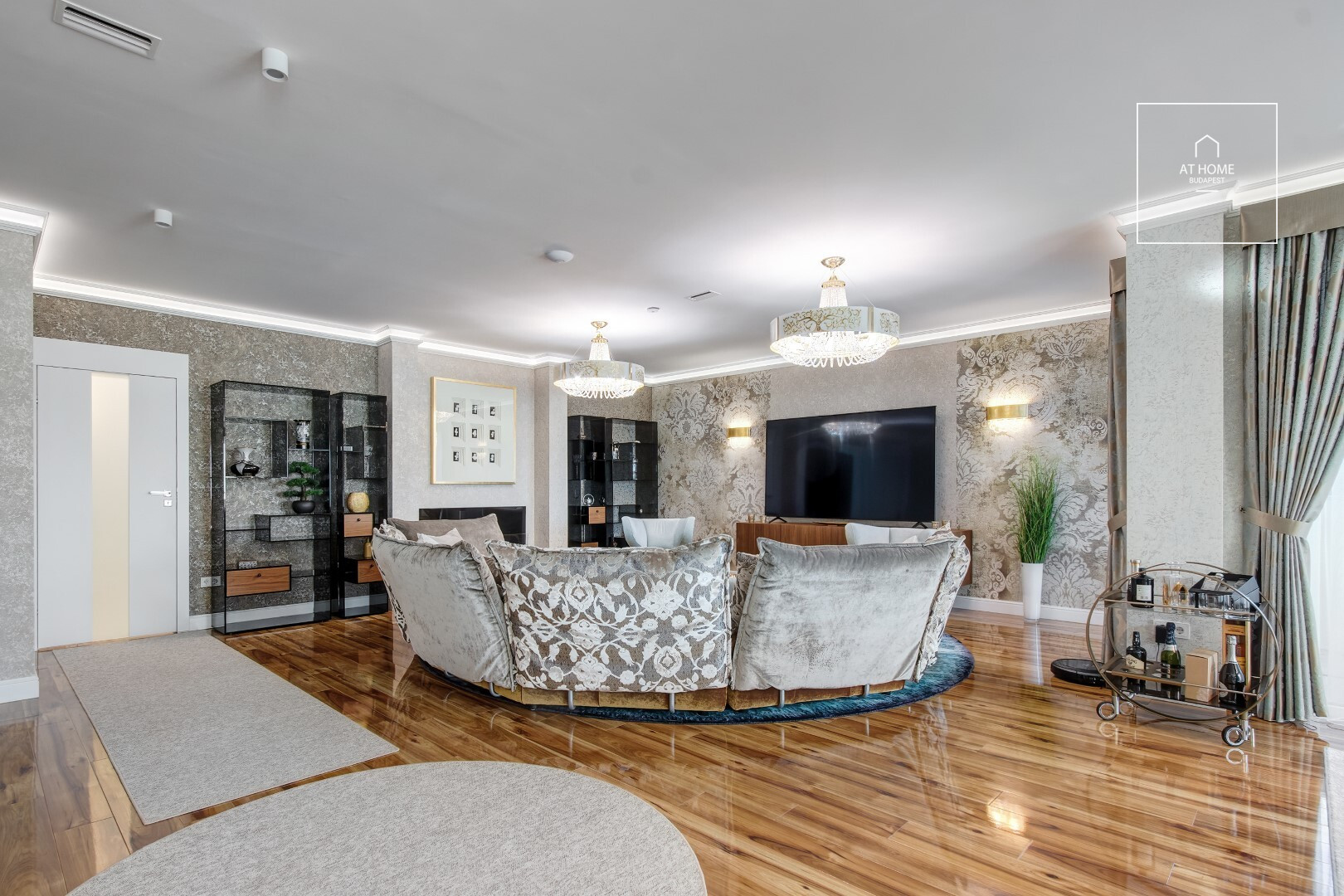 Panoramic 250 m², 3-bedroom apartment with a private garden and 2 parking spaces in District II