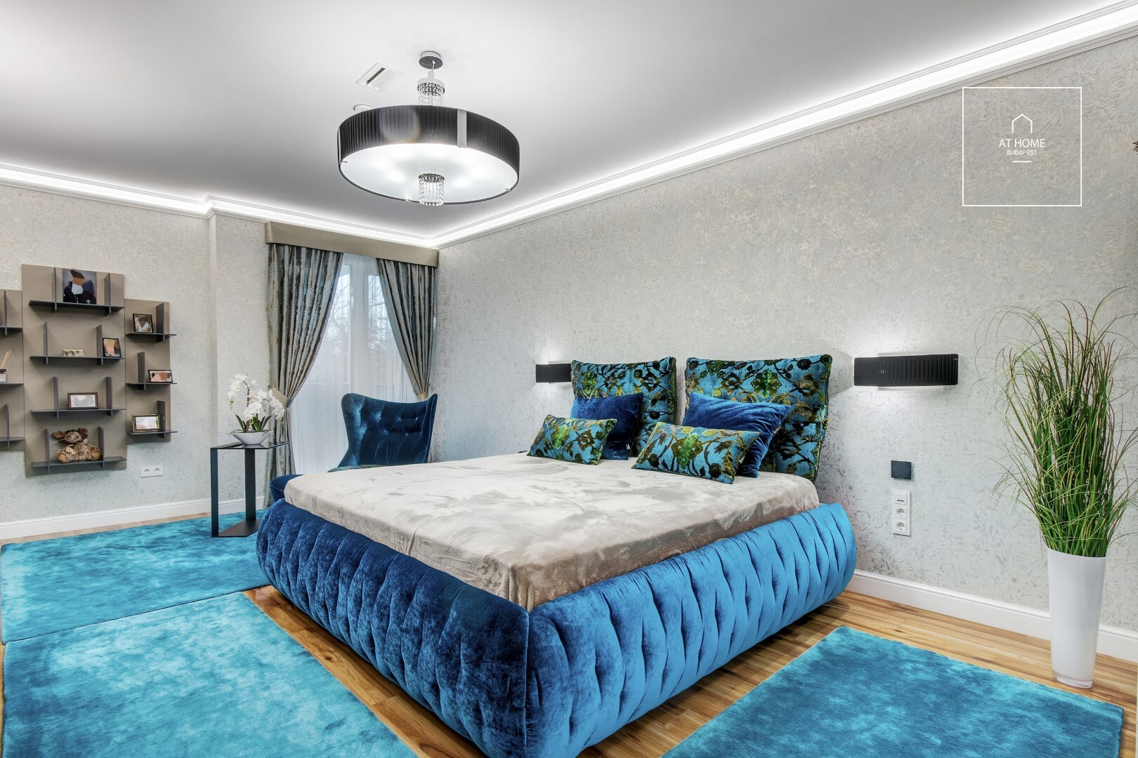 Panoramic 250 m², 3-bedroom apartment with a private garden and 2 parking spaces in District II