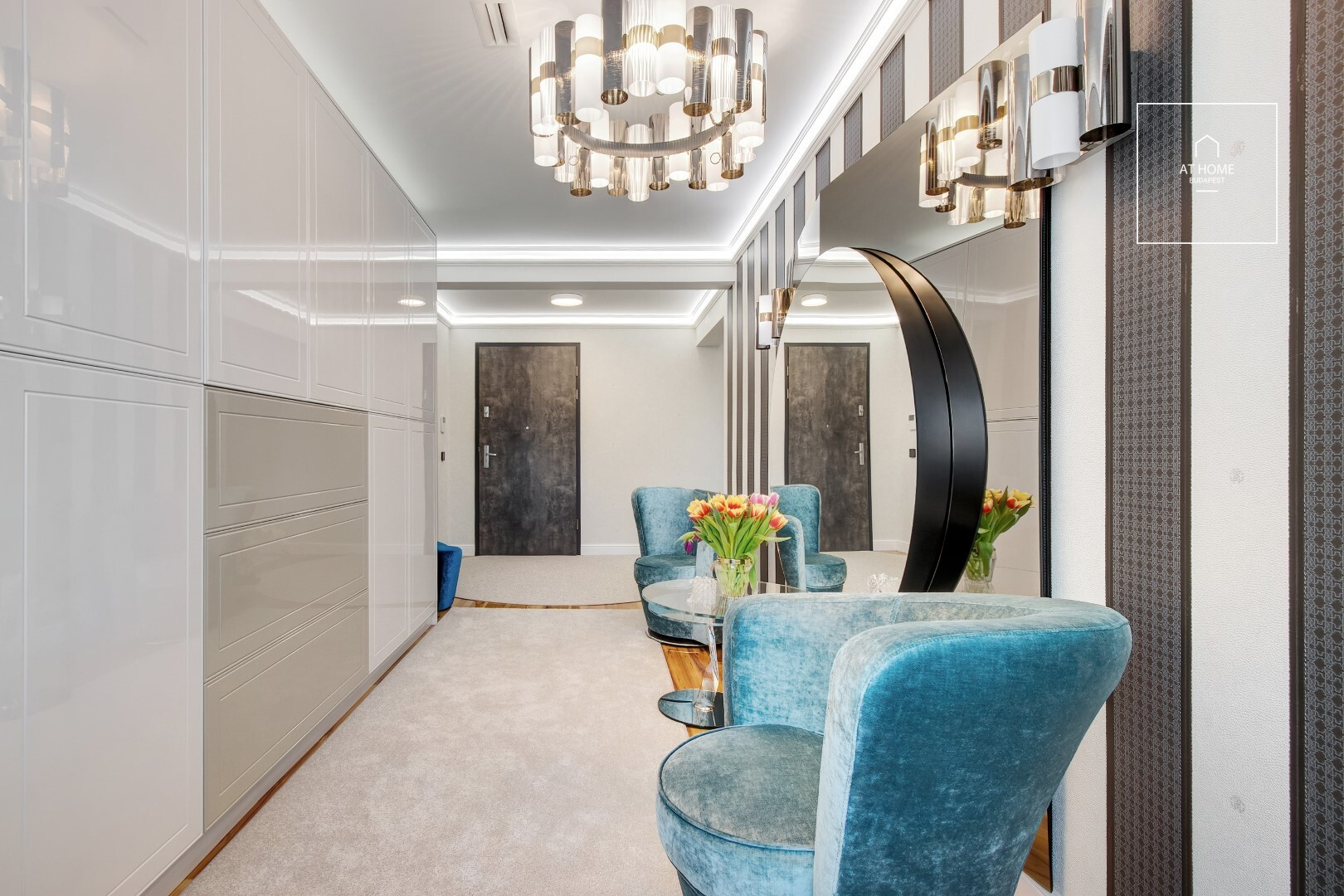 Panoramic 250 m², 3-bedroom apartment with a private garden and 2 parking spaces in District II