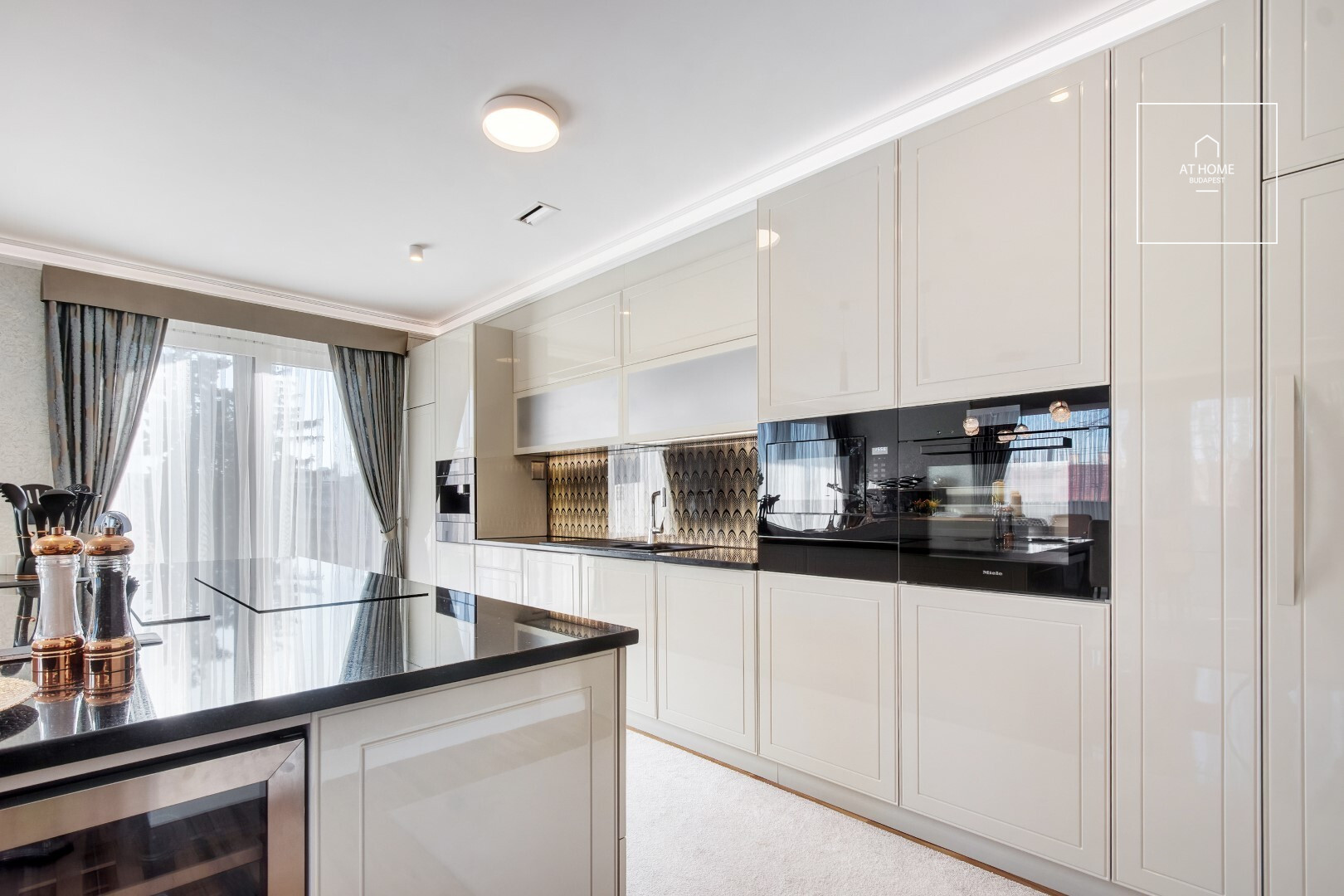 Panoramic 250 m², 3-bedroom apartment with a private garden and 2 parking spaces in District II