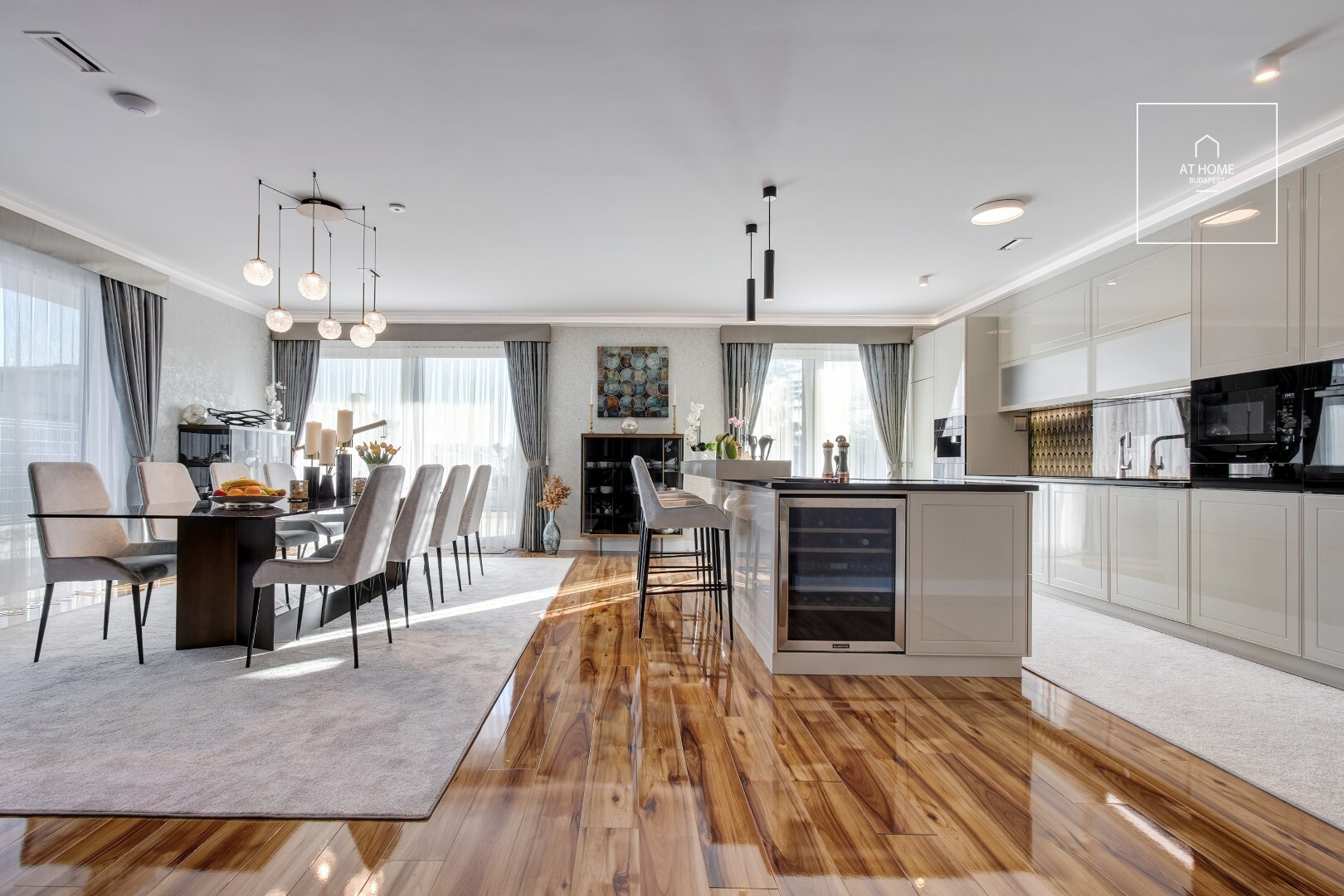 Panoramic 250 m², 3-bedroom apartment with a private garden and 2 parking spaces in District II