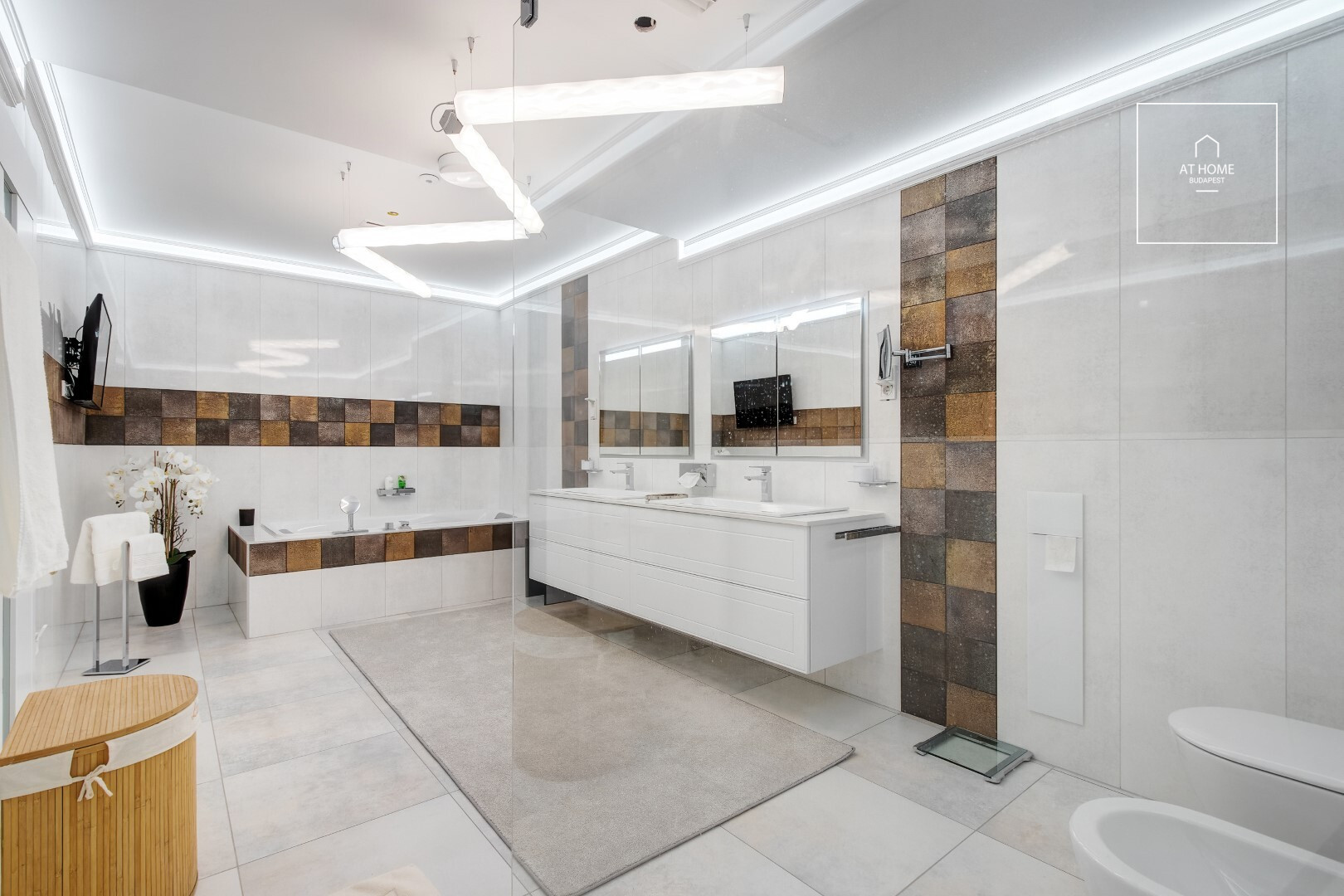 Panoramic 250 m², 3-bedroom apartment with a private garden and 2 parking spaces in District II