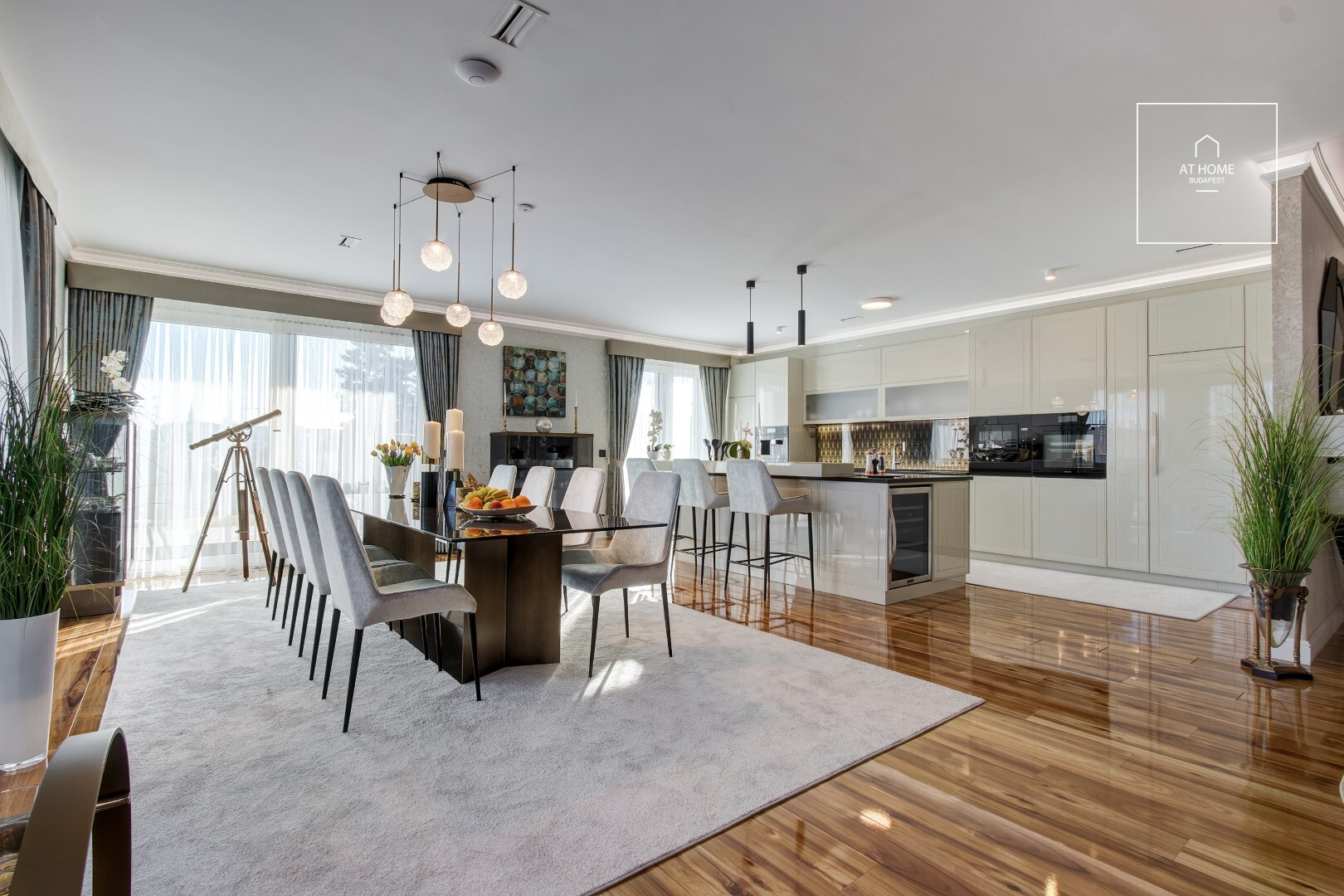 Panoramic 250 m², 3-bedroom apartment with a private garden and 2 parking spaces in District II