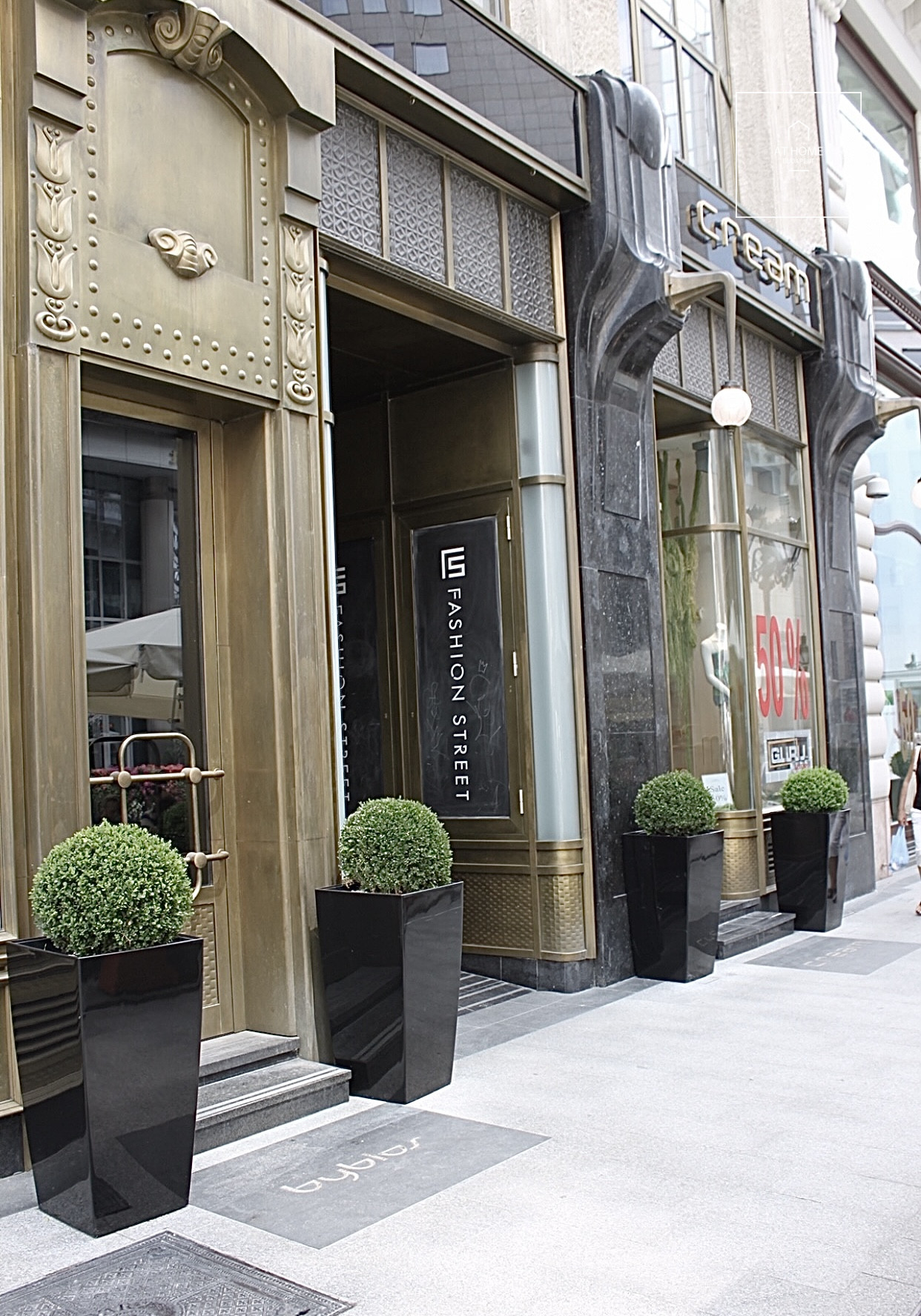 Premium 82 sqm apartment with 2 bedrooms near Vörösmarty tér