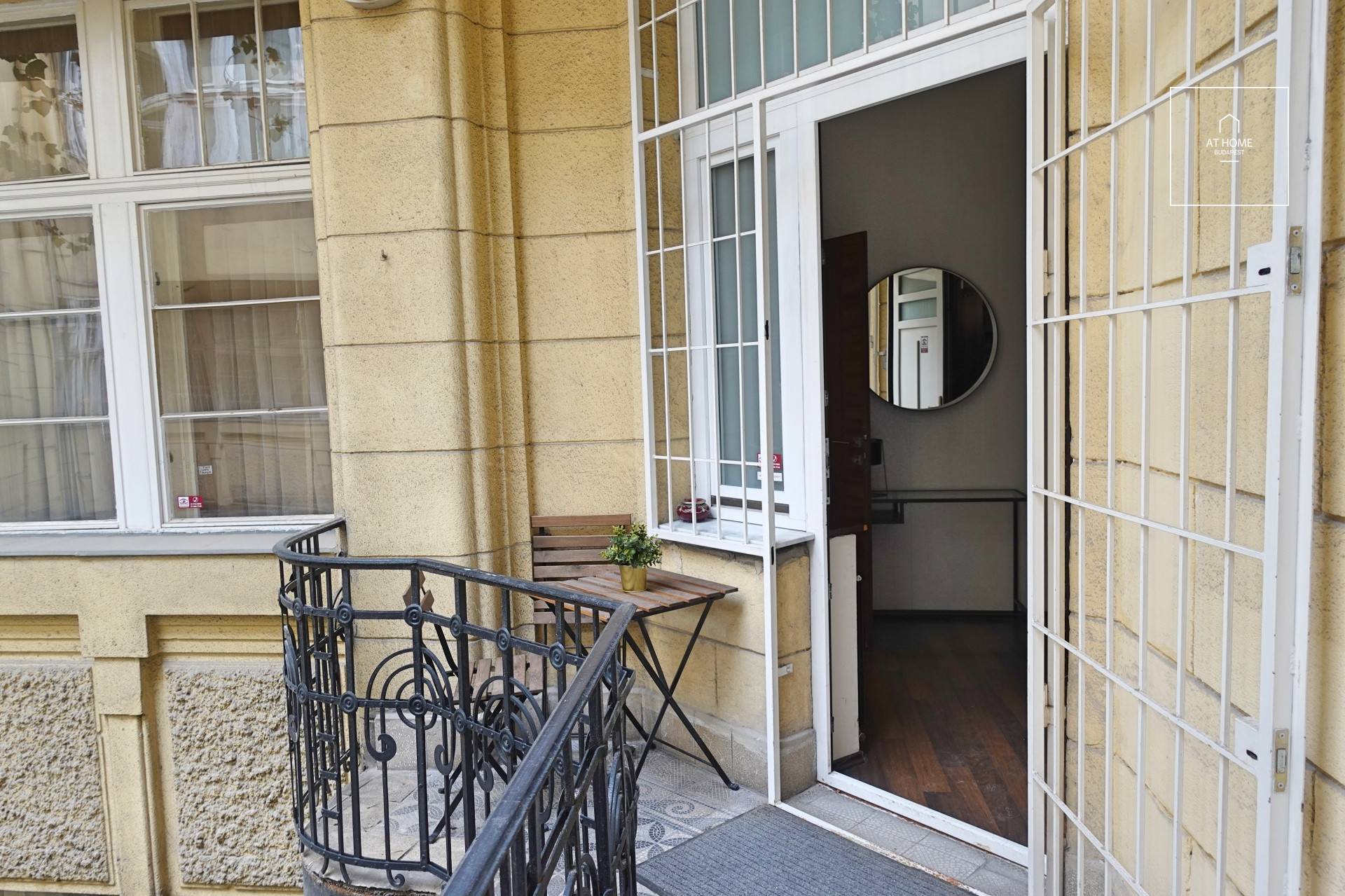 Premium 82 sqm apartment with 2 bedrooms near Vörösmarty tér