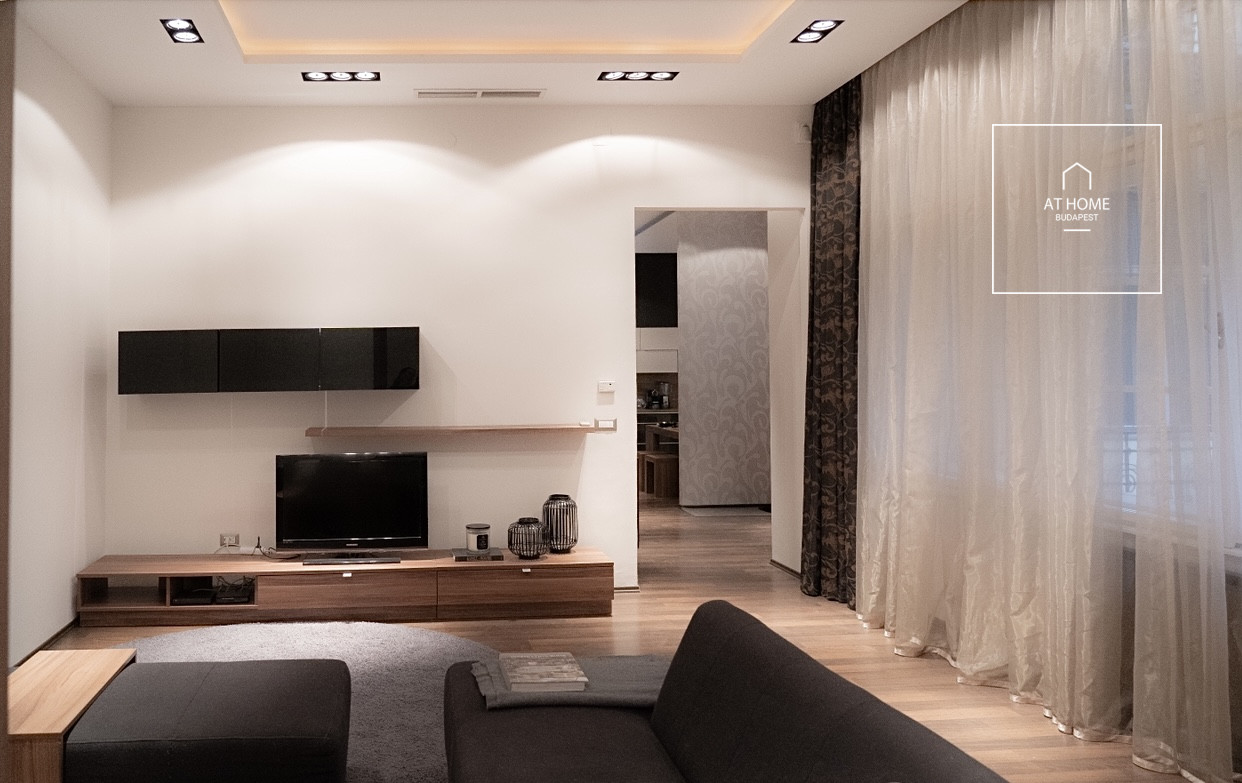 Premium 82 sqm apartment with 2 bedrooms near Vörösmarty tér