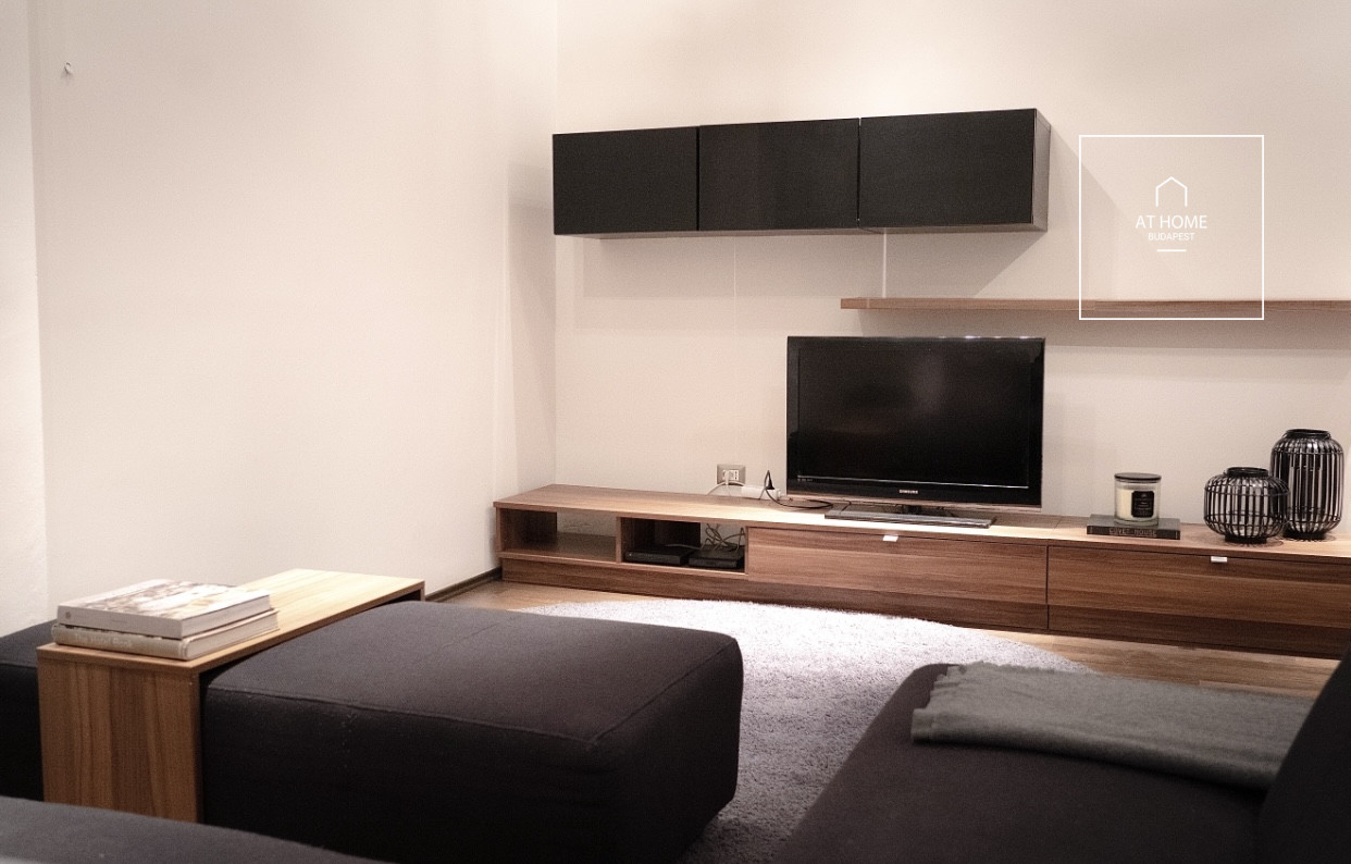 Premium 82 sqm apartment with 2 bedrooms near Vörösmarty tér