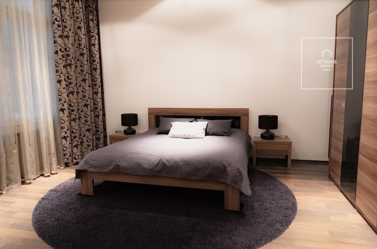 Premium 82 sqm apartment with 2 bedrooms near Vörösmarty tér