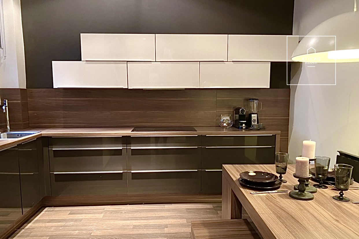 Premium 82 sqm apartment with 2 bedrooms near Vörösmarty tér