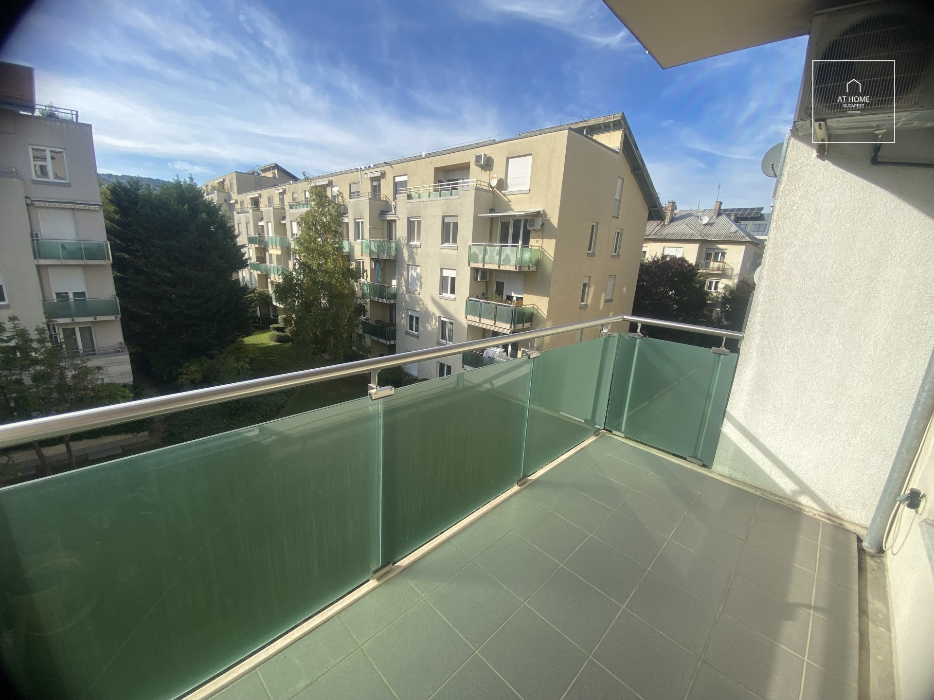 Budapest XII. district, Németvölgy, 3 bedrooms apartment with balcony for rent.