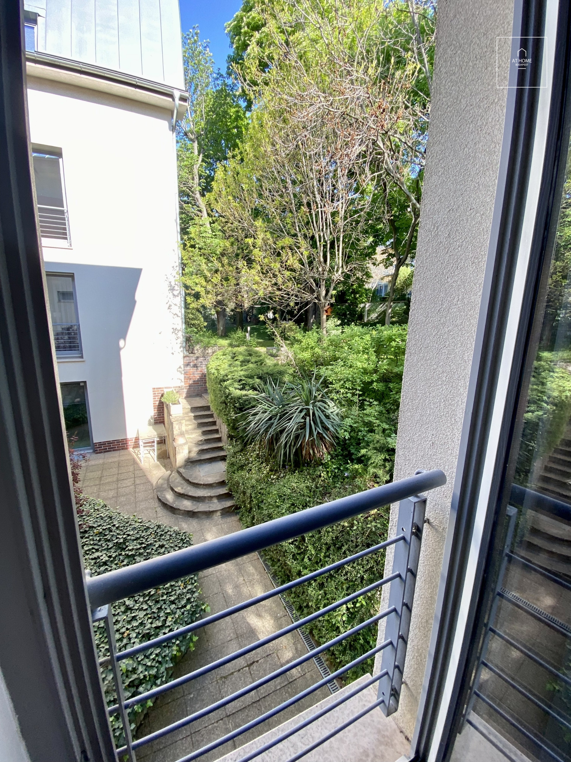 Premium Apartment for Sale on Gellért Hill – 58 m², Terrace, Garage, Fully Furnished