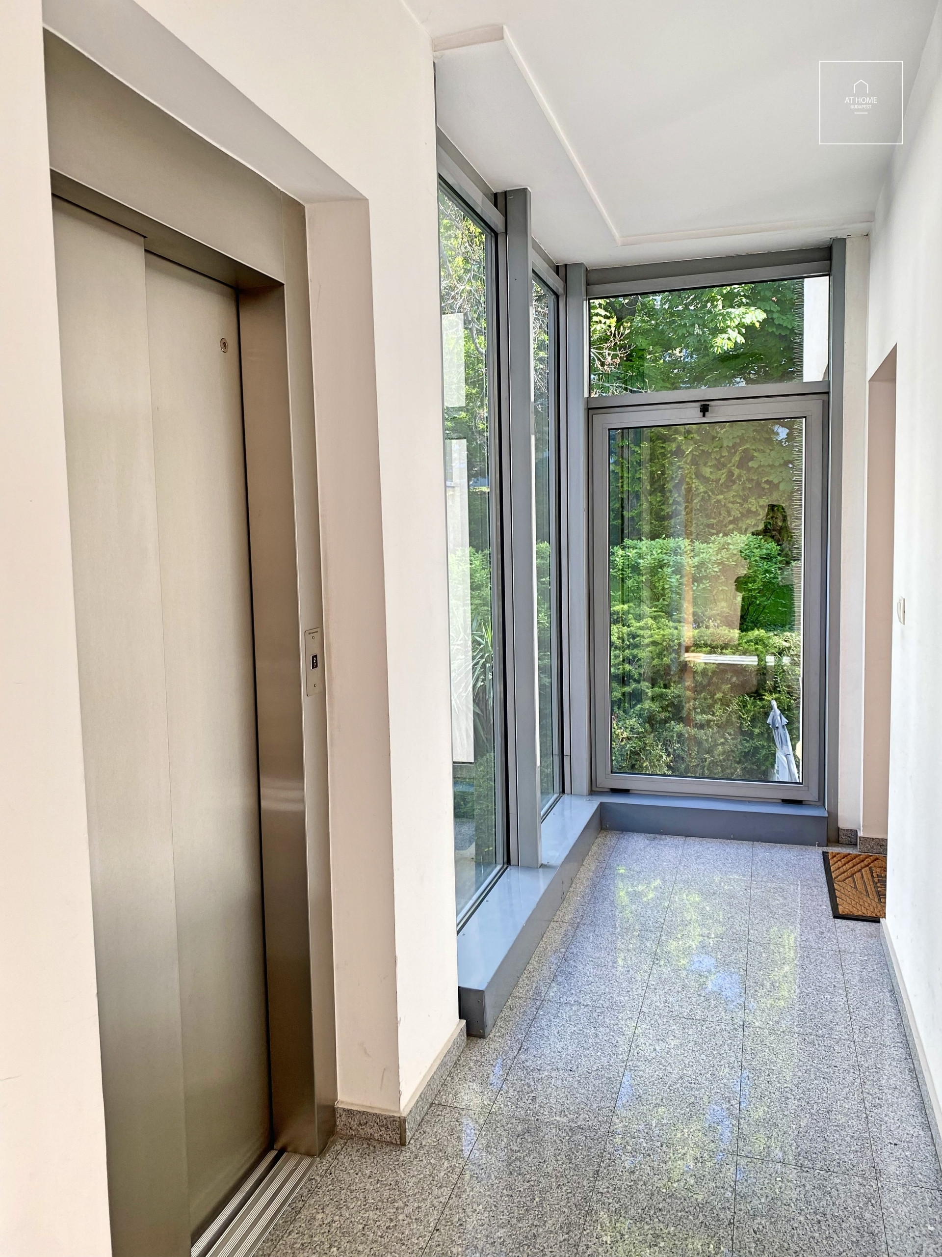 Premium Apartment for Sale on Gellért Hill – 58 m², Terrace, Garage, Fully Furnished