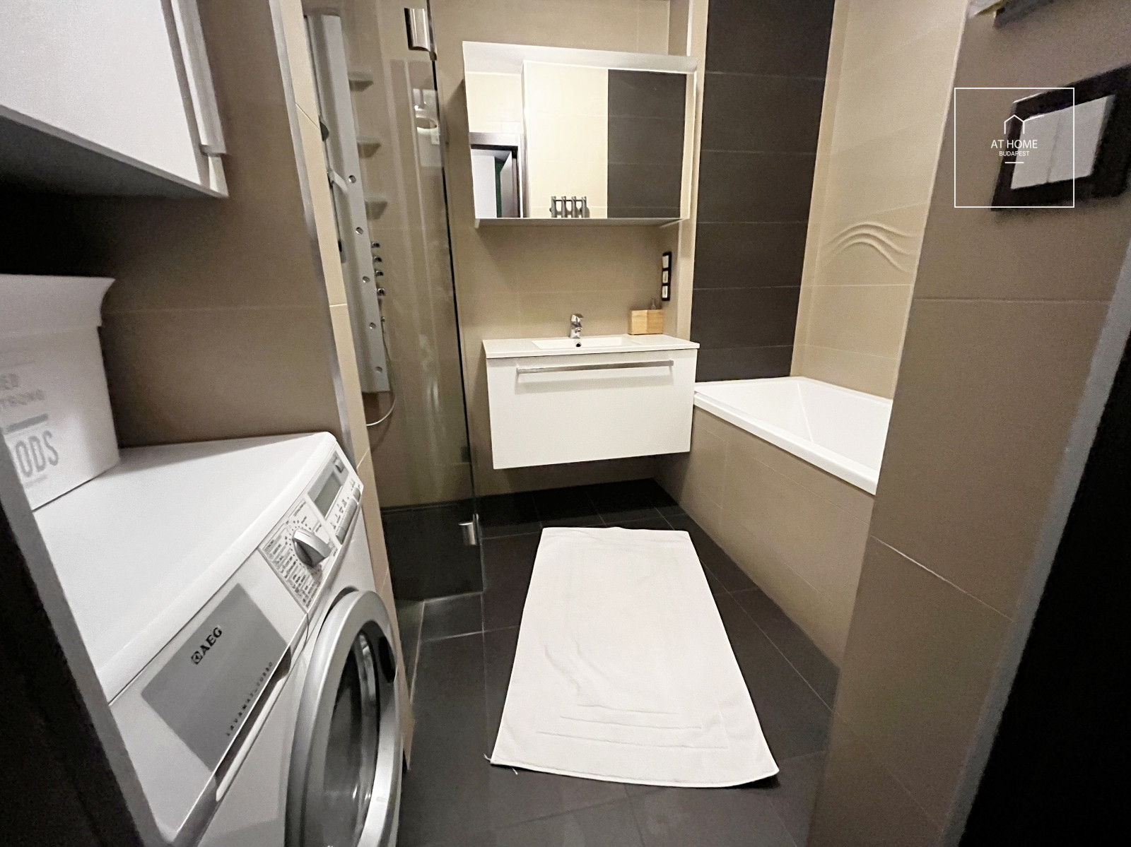 Panoramic 84 sqm apartment with 2 bedrooms and a 6 sqm balcony on Gellért Hill