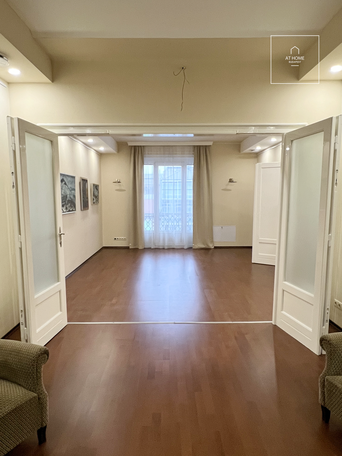 Renovated 100 sqm downtown luxury apartment with a balcony in Budapest’s 7th district