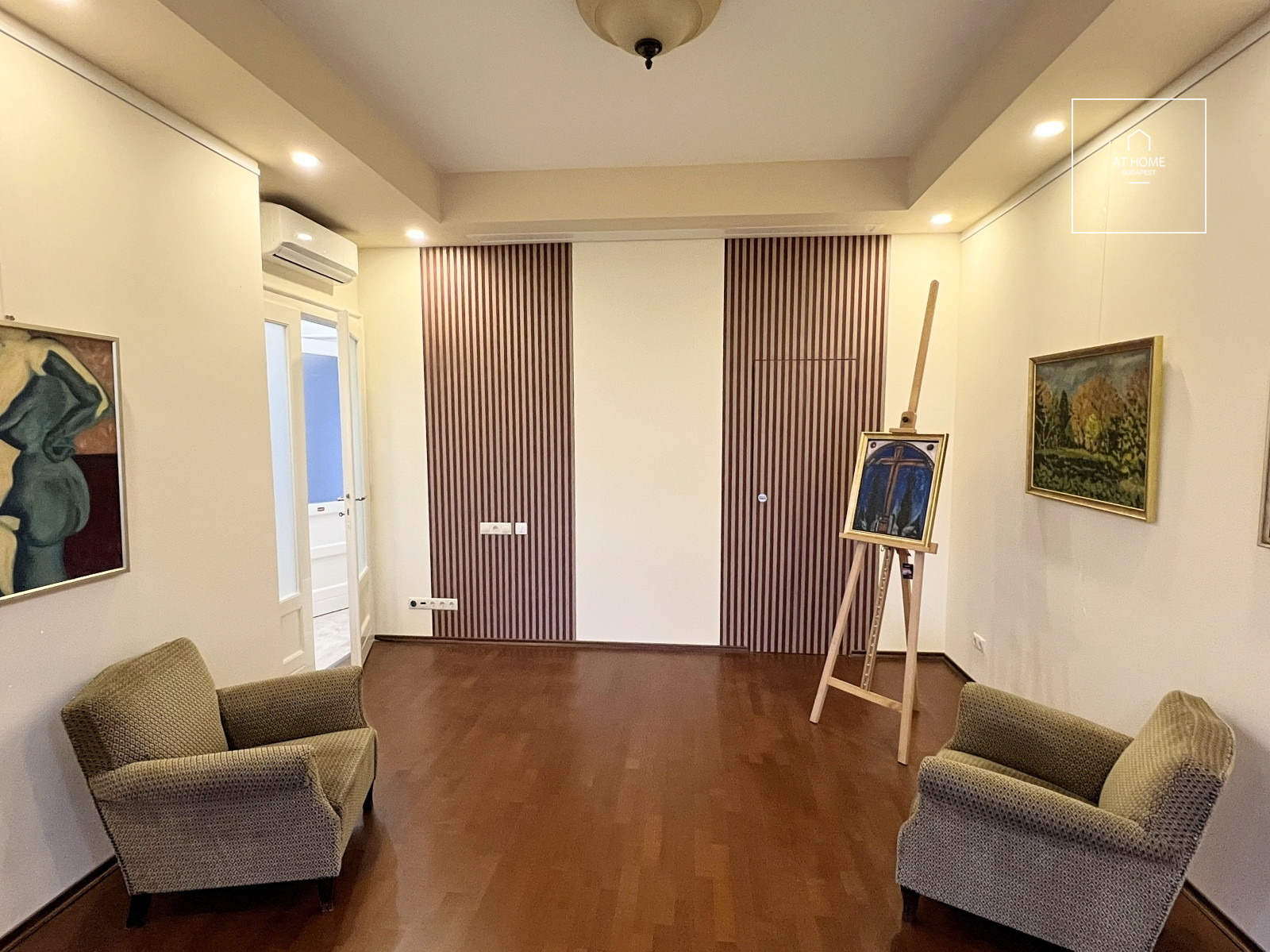 Renovated 100 sqm downtown luxury apartment with a balcony in Budapest’s 7th district