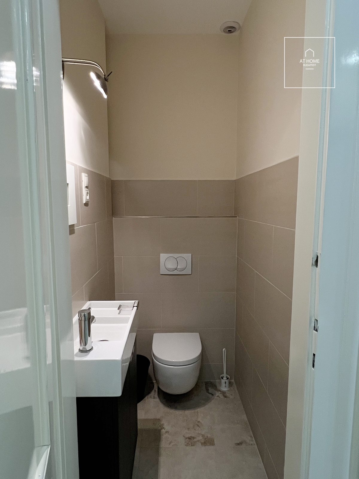 Renovated 100 sqm downtown luxury apartment with a balcony in Budapest’s 7th district