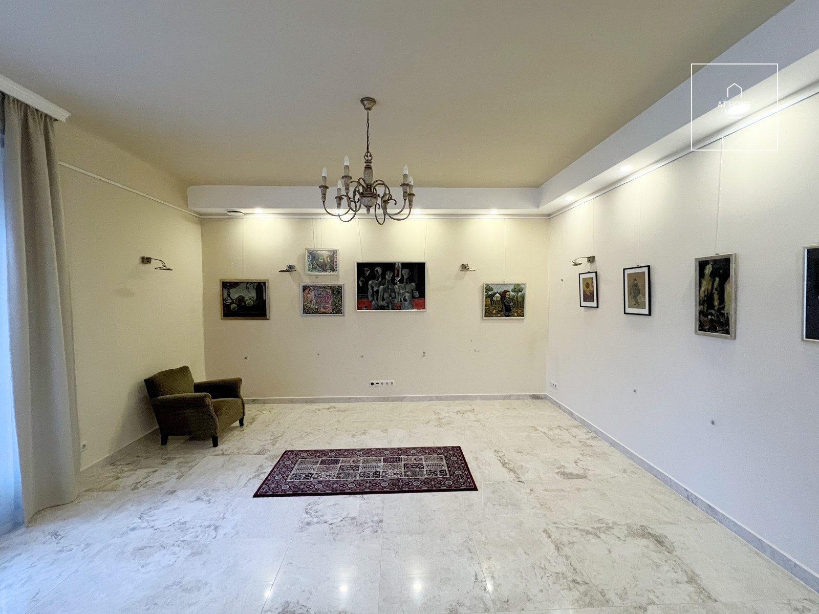 Renovated 100 sqm downtown luxury apartment with a balcony in Budapest’s 7th district