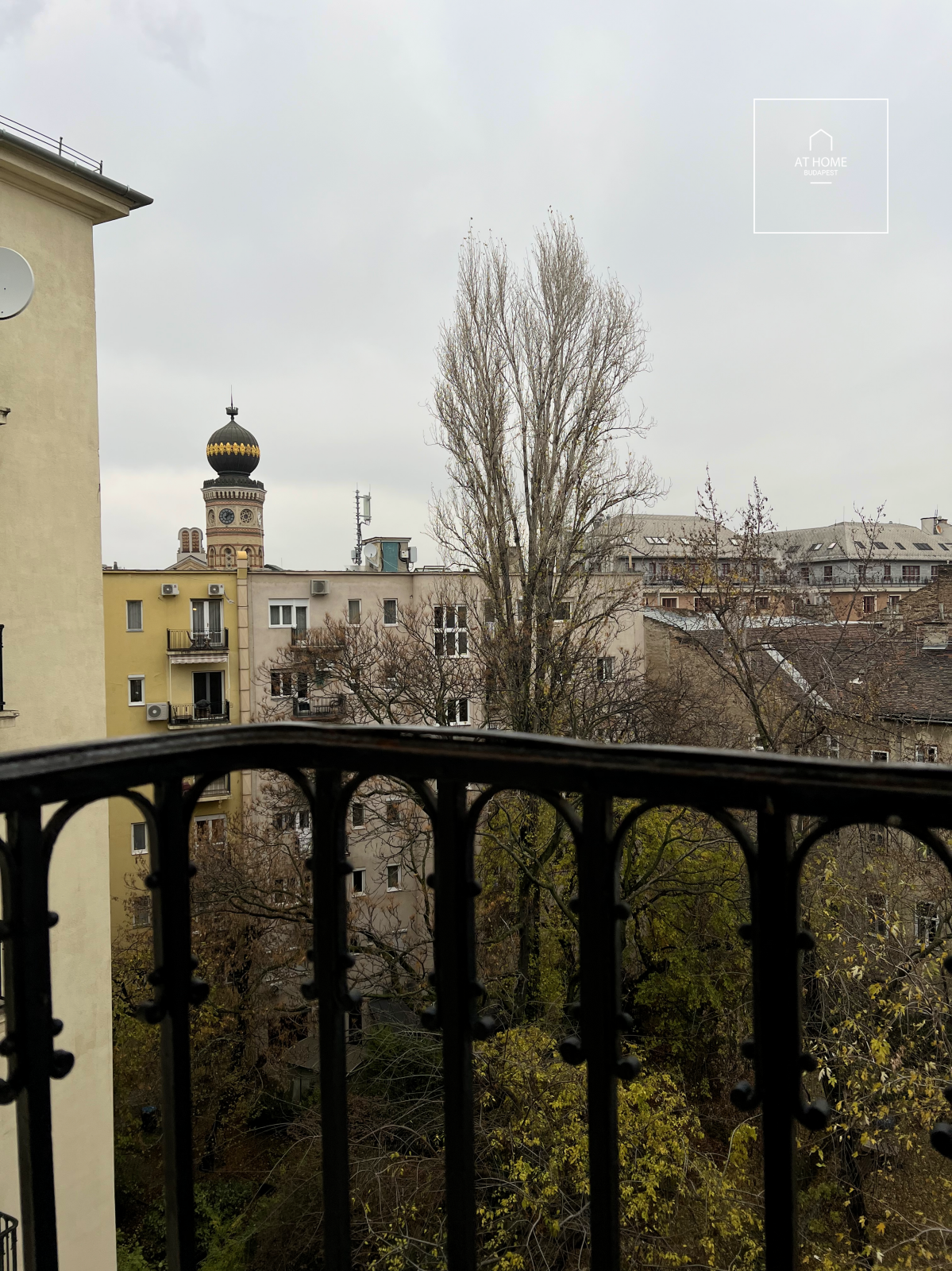 Renovated 100 sqm downtown luxury apartment with a balcony in Budapest’s 7th district