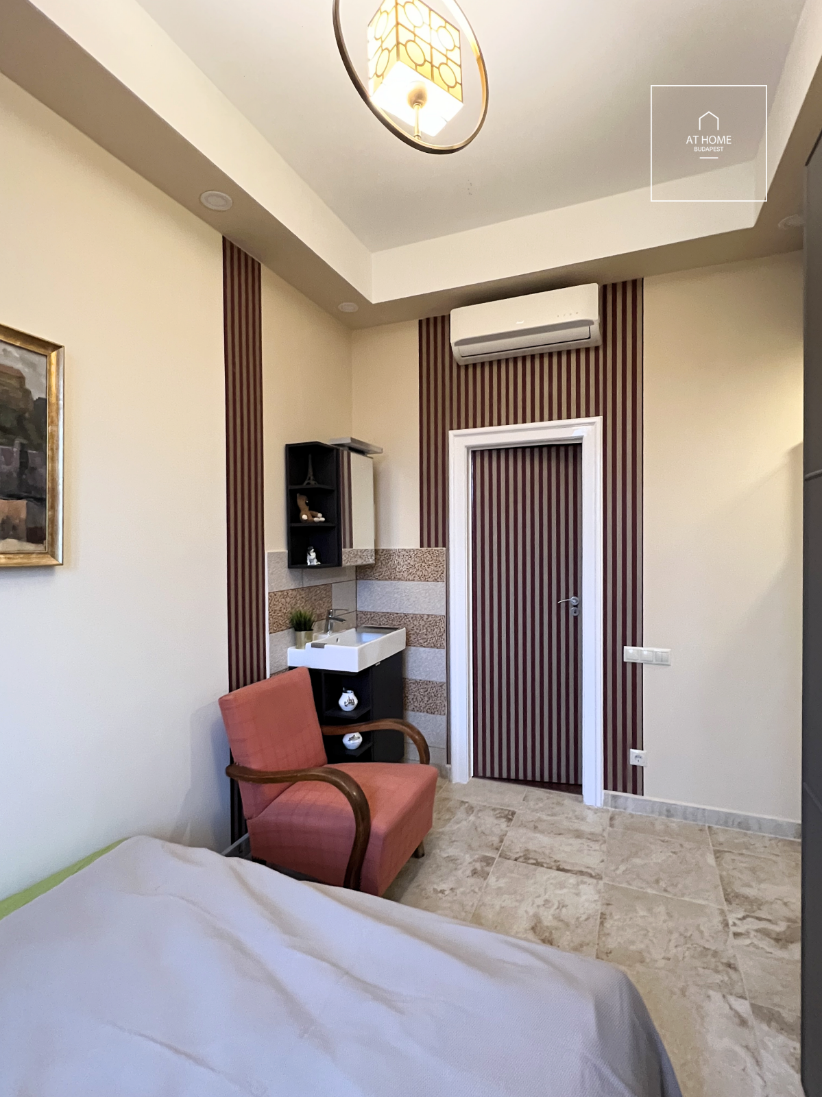 Renovated 100 sqm downtown luxury apartment with a balcony in Budapest’s 7th district