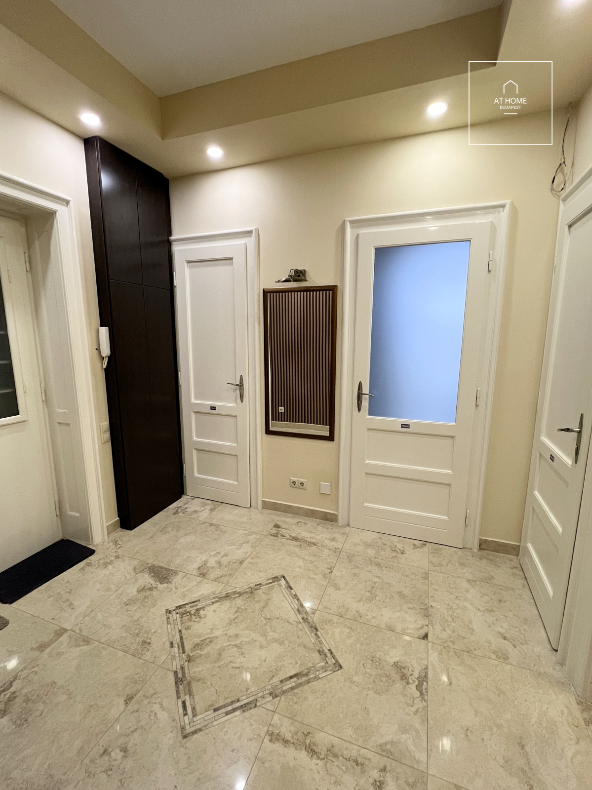 Renovated 100 sqm downtown luxury apartment with a balcony in Budapest’s 7th district