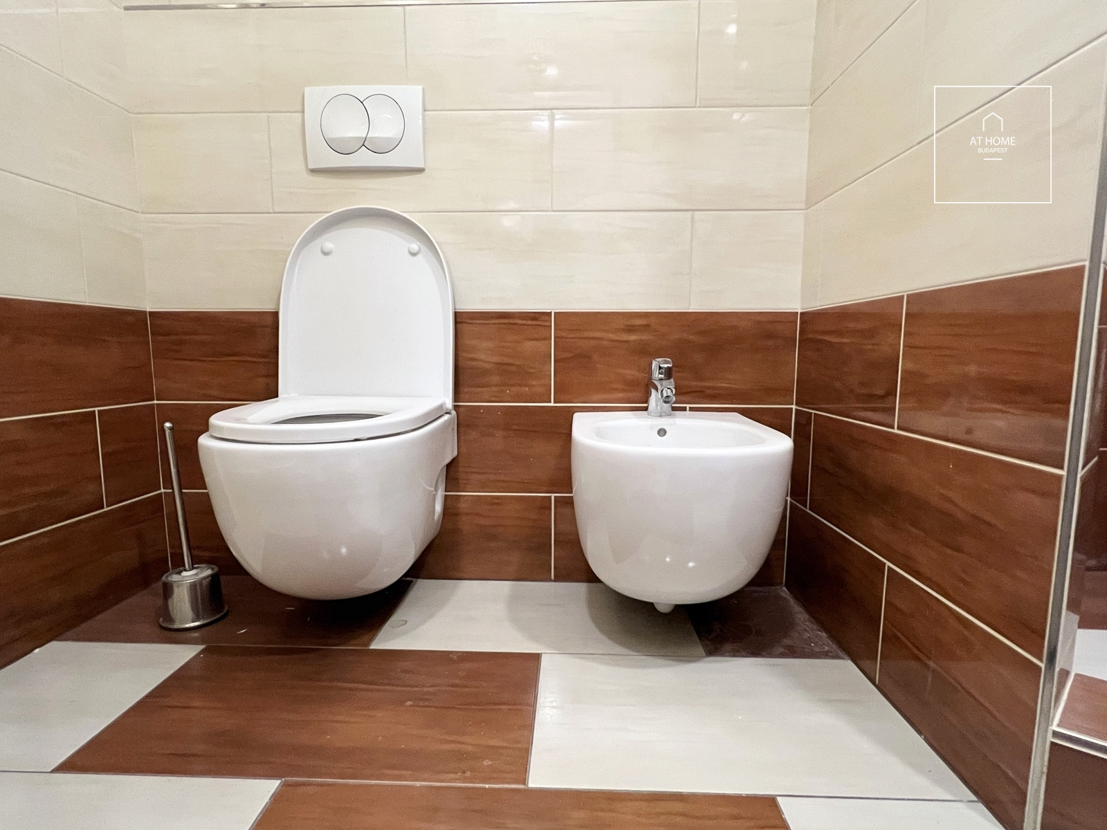 Renovated 100 sqm downtown luxury apartment with a balcony in Budapest’s 7th district