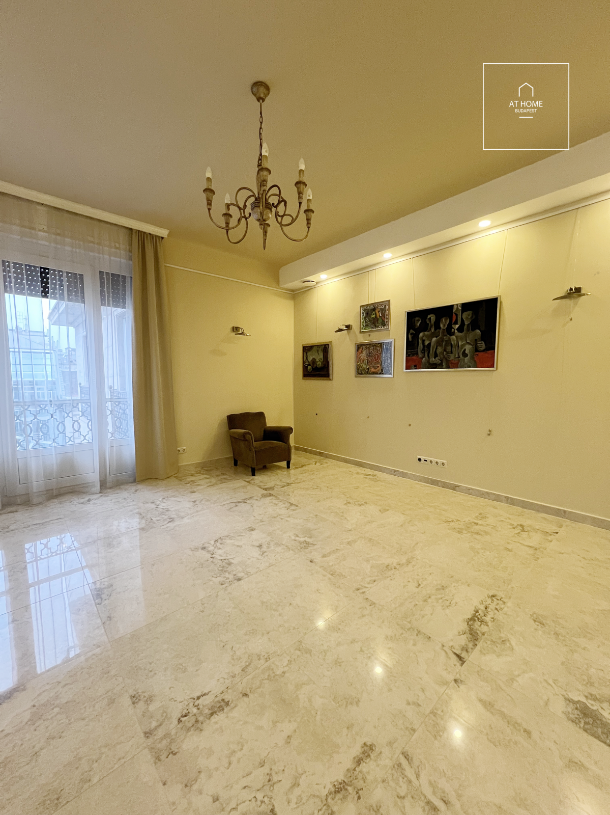 Renovated 100 sqm downtown luxury apartment with a balcony in Budapest’s 7th district